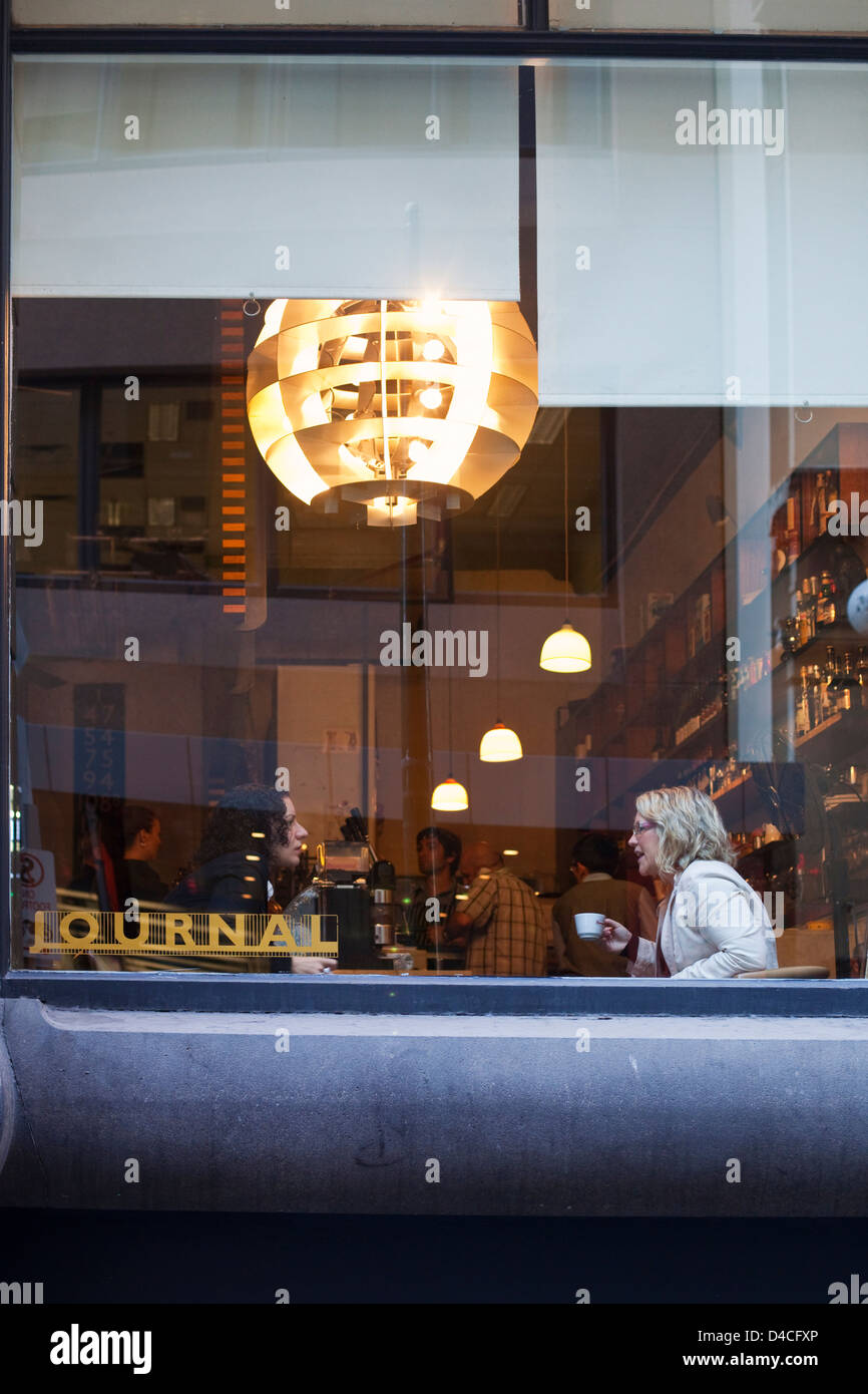 Frauen, die morgens Kaffee im Cafe Journal. Melbourne, Victoria, Australien Stockfoto