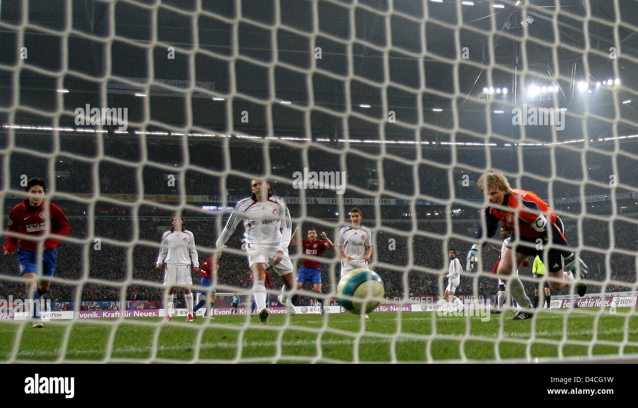 Wuppertaler Tobias Damm (C) Partituren Vergangenheit Münchens Torwart Oliver Kahn (R) während den DFB-Pokal-Runde 16 Spiel Wuppertaler SV vs FC Bayern München in Gelsenkirchen, Deutschland, 29. Januar 2008. Foto: Achim Scheidemann Stockfoto