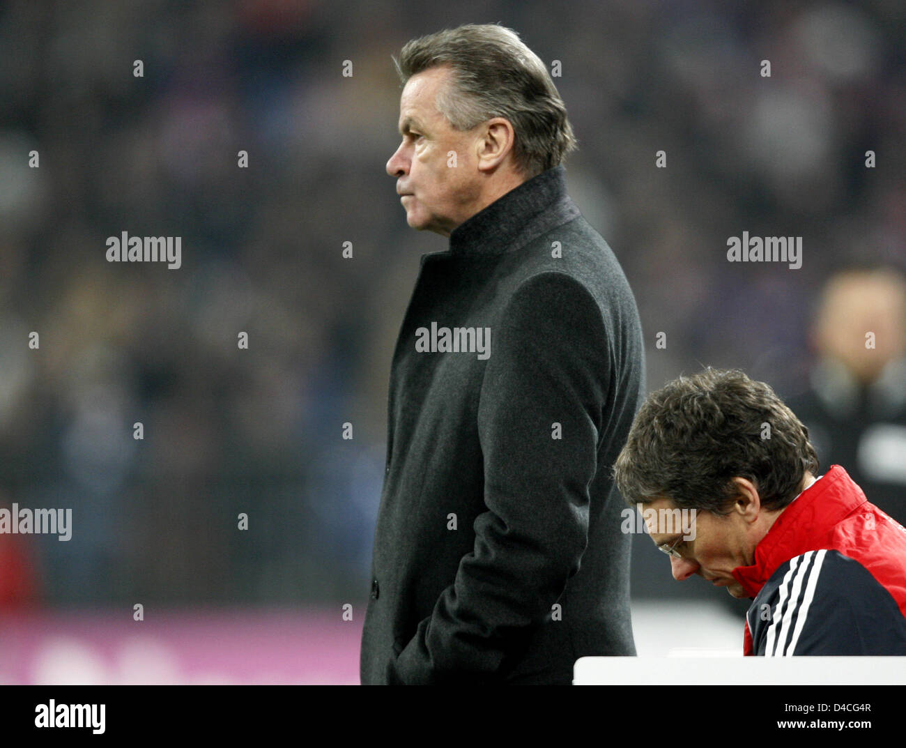 Münchens Trainer Ottmar Hitzfeld im DFB-Pokal Runde 16 Spiel Wuppertaler SV vs FC Bayern München in Gelsenkirchen, Deutschland, 29. Januar 2008 abgebildet. Bayern München gewann mit 5: 2. Foto: Franz-Peter Tschauner Stockfoto