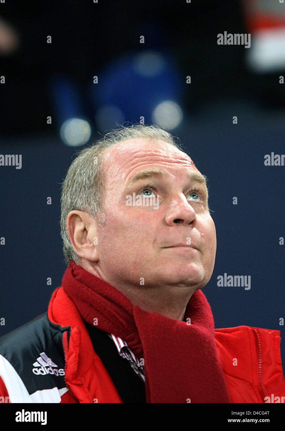 Münchens Manager Uli Hoeneß ist während den DFB-Pokal Runde 16 Spiel Wuppertaler SV vs FC Bayern München in Gelsenkirchen, Deutschland, 29. Januar 2008 abgebildet. Bayern München gewann mit 5: 2. Foto: Franz-Peter Tschauner Stockfoto