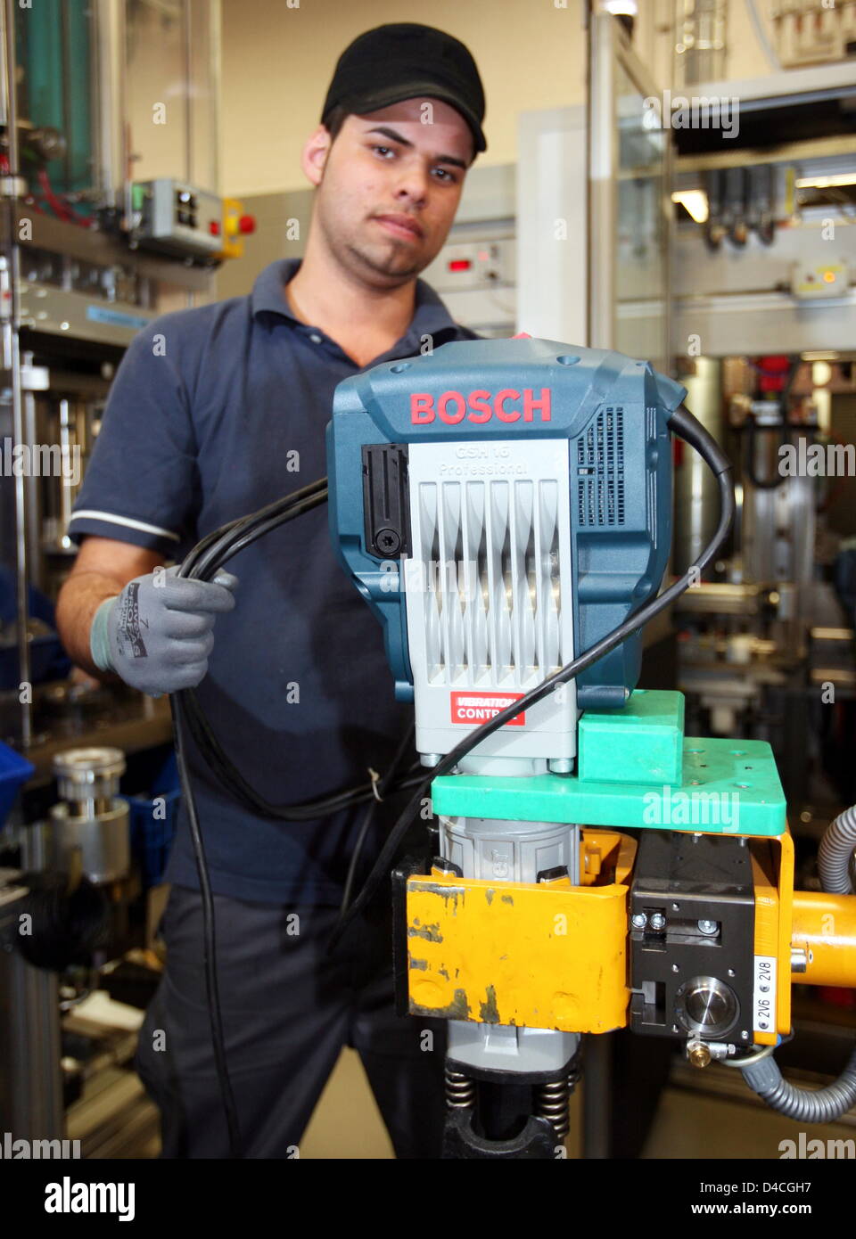 Ein Bosch-Mitarbeiter bei der Arbeit im Werk Leinfelden bei Stuttgart, 28.  Januar 2008 gezeigt. Elektrowerkzeuge entwickelt und produziert hier, mit  einer Belegschaft von rund 1500 Personen. Bosch ist es, seinen  Geschäftsbericht 2007