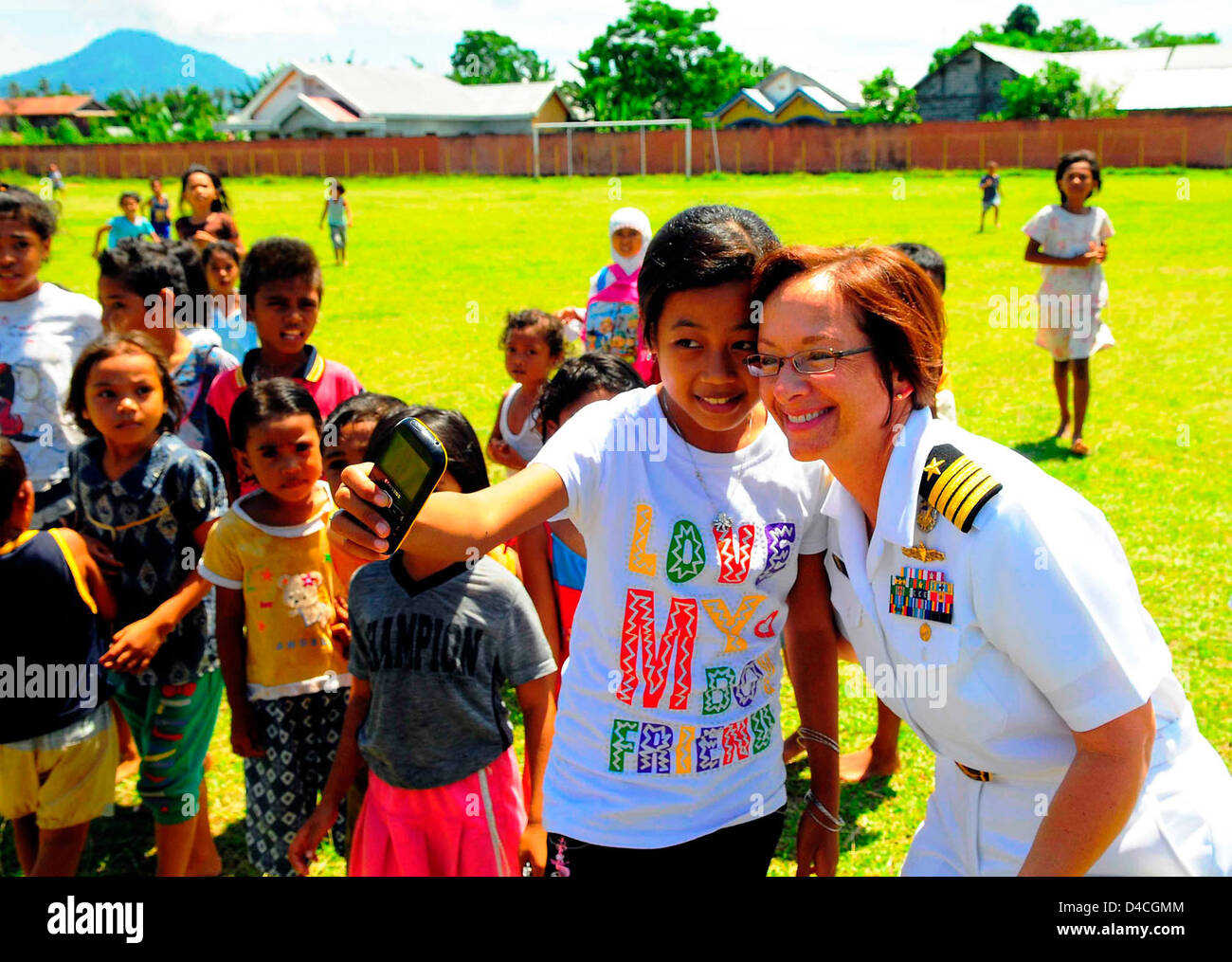 Pazifische Partnerschaft 2010 Commander Capt Lisa M. Franchetti posiert für ein Foto mit einer Indonesierin Stockfoto