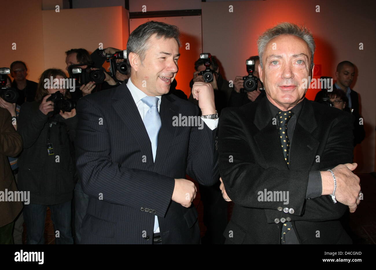 Berlin Herrn Bürgermeister Klaus Wowereit (L) und deutsche Schauspieler Udo Kier (R) kommt für die Fahion Show "Strenesse Blue" im Rahmen der Berlin Fashion Week 2008 im Postbahnhof, Berlin, 28. Januar 2008. Foto: Soeren Stache nur zur redaktionellen Verwendung Stockfoto