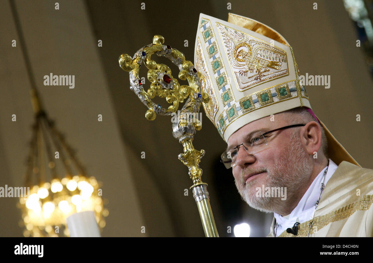 Der neue Erzbischof von München und Freising, Reinhard Marx wird während einer Messe in der Liebfrauen-Kathedrale in München, Deutschland, 2. Februar 2008 gesehen. Marx erhielt der Bischof Mitarbeiter von seinem Vorgänger Kardinal Friedrich Wetter, die nach 25 Jahren im Amt zurückgezogen hatte. Foto: Matthias Schrader Stockfoto