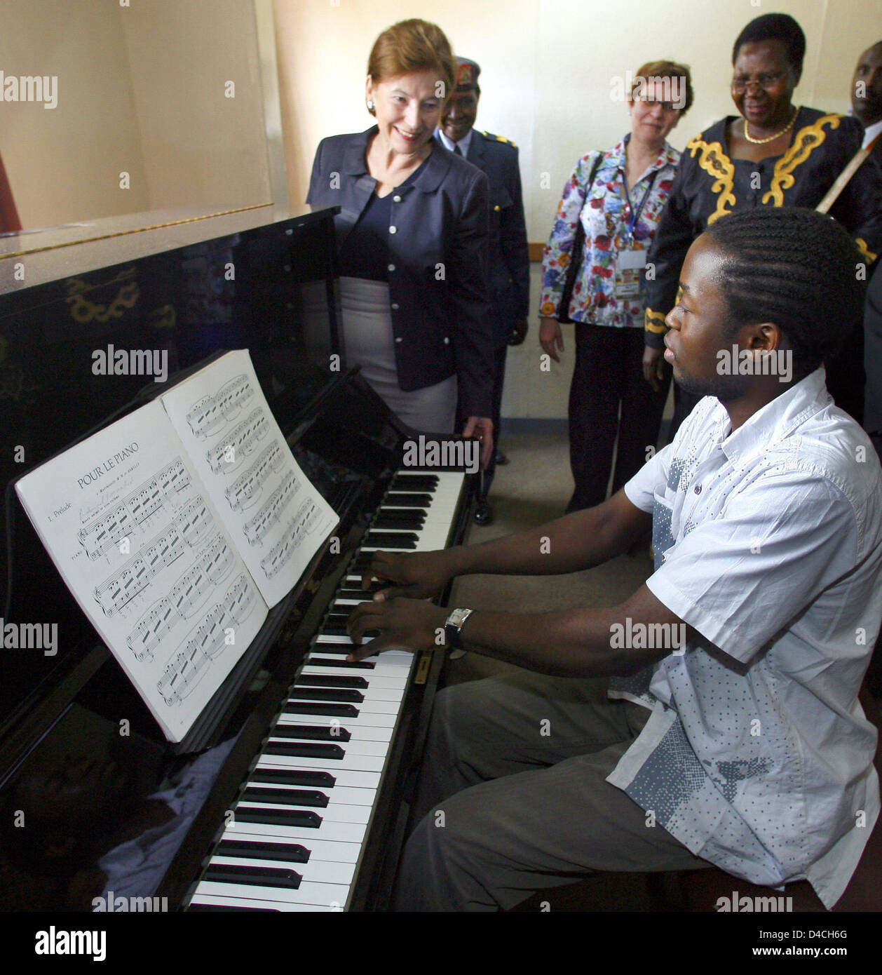 Die Frau des Bundespräsidenten Eva Koehler besucht die Leistung eines jungen Pianisten an der Kampala-Musikschule in Kampala, Uganda, 4. Februar 2008. Der deutsche Bundespräsident Horst Köhler und seine Frau Eva besuchen Sie Uganda ein drei-Tage vor der Abreise nach Ruanda. Foto: WOLFGANG KUMM Stockfoto