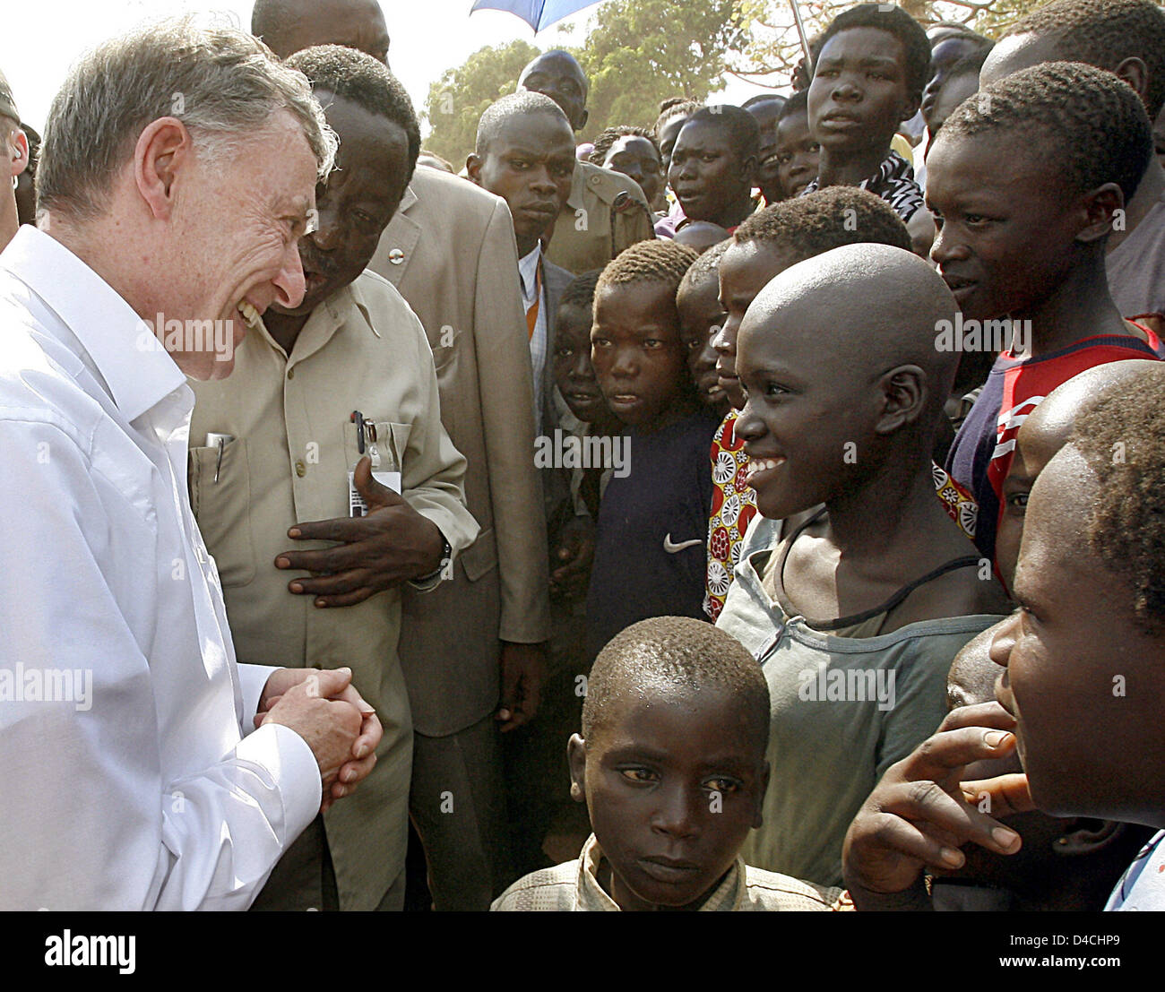 Deutschlands Präsident Horst Köhler (L) sprechen Sie mit Kindern im Camp für innere Flüchtlinge in Gulu, Uganda, 5. Februar 2008. Herr Koehler und seine Frau Eva Koehler sind auf einem dreitägigen Besuch in Uganda und wird dann weiter nach Ruanda. Foto: WOLFGANG KUMM Stockfoto