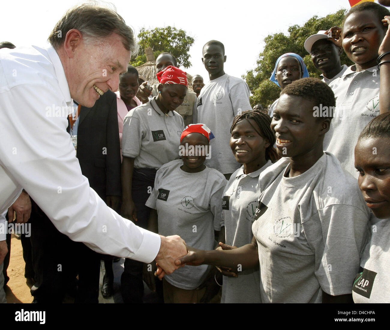 Deutschlands Präsident Horst Köhler (L) grüßt Frauen im Camp für innere Flüchtlinge in Gulu, Uganda, 5. Februar 2008. Herr Koehler und seine Frau Eva Koehler sind auf einem dreitägigen Besuch in Uganda und wird dann weiter nach Ruanda. Foto: WOLFGANG KUMM Stockfoto