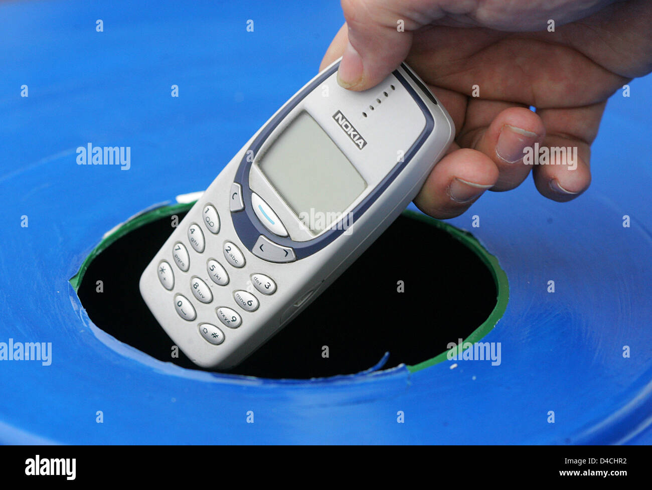 Ein Mann Gibt Sein Handy Nokia In Einen Behalter Ausserhalb Des