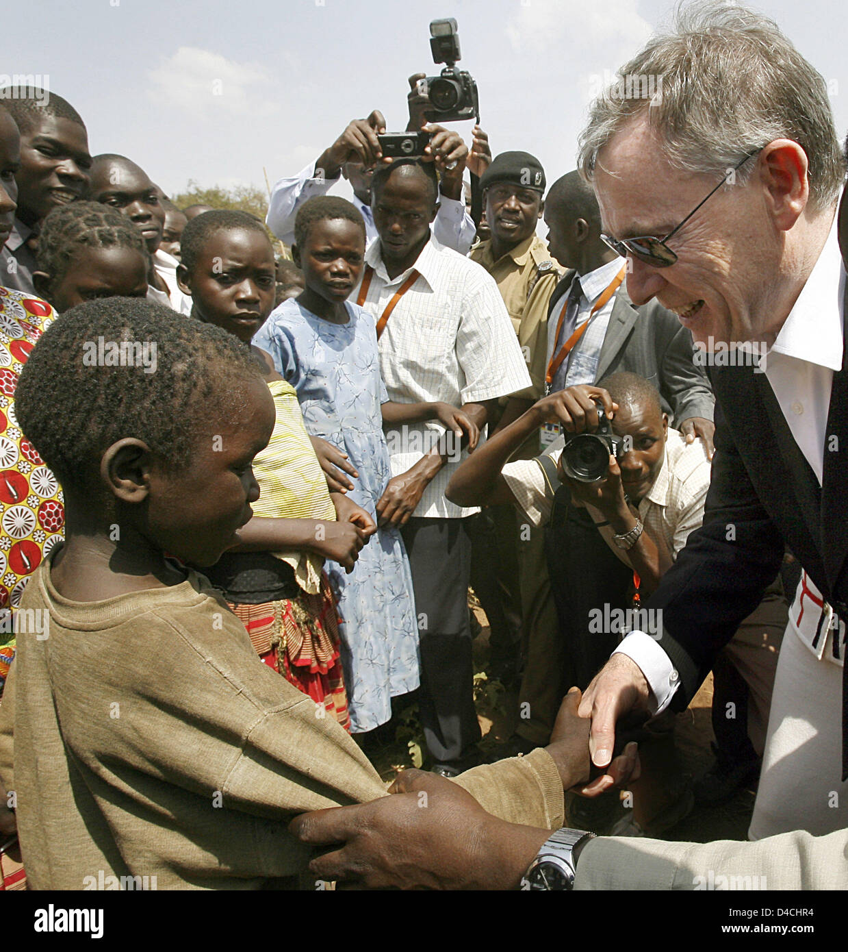 Deutschlands President Horst Koehler (R) begrüßt Kinder im Camp für innere Flüchtlinge in Gulu, Uganda, 5. Februar 2008. Herr Koehler und seine Frau Eva Koehler sind auf einem dreitägigen Besuch in Uganda und wird dann weiter nach Ruanda. Foto: WOLFGANG KUMM Stockfoto