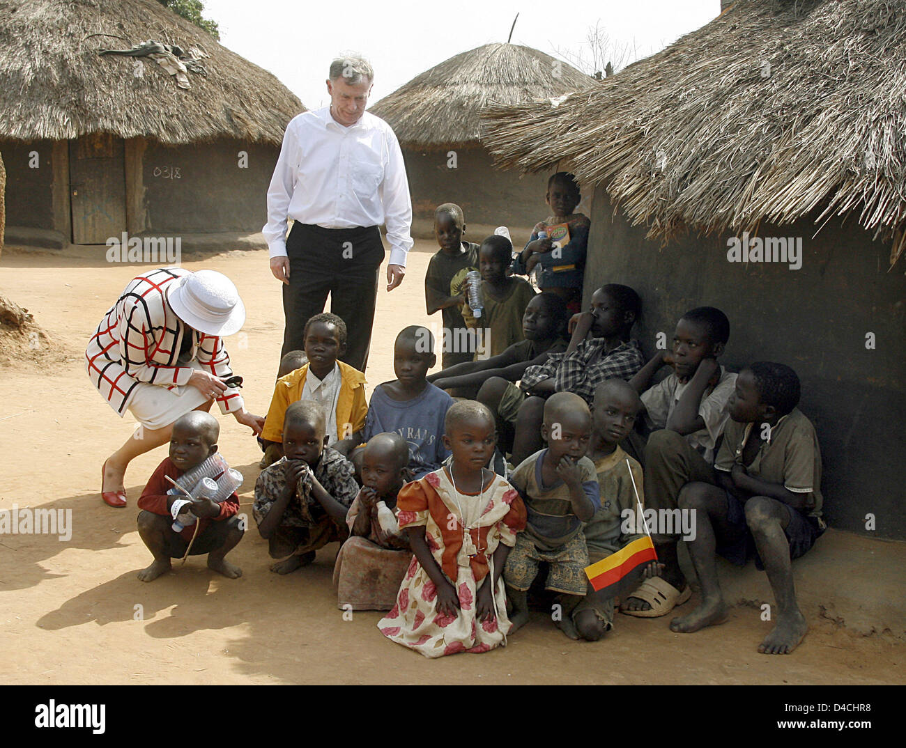 Deutschlands President Horst Koehler (C) und seine Frau Eva Koehler begrüßen Kinder in einem Camp für innere Flüchtlinge in Gulu, Uganda, 5. Februar 2008. Herr Koehler und seine Frau Eva Koehler sind auf einem dreitägigen Besuch in Uganda und wird dann weiter nach Ruanda. Foto: WOLFGANG KUMM Stockfoto