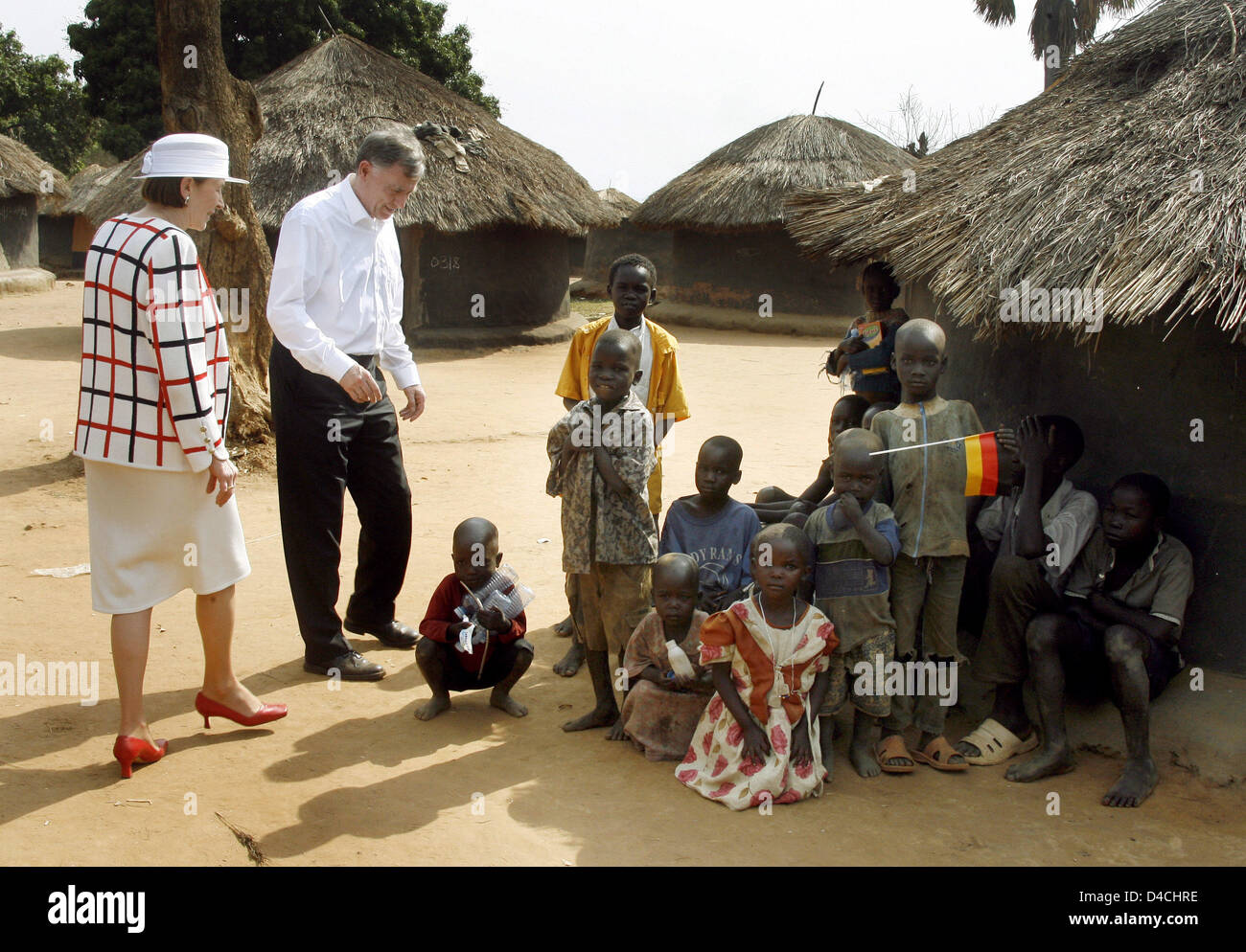 Deutschlands Präsident Horst Köhler (2 L) und seine Frau Eva (L) Koehler begrüßen Kinder in einem Camp für innere Flüchtlinge in Gulu, Uganda, 5. Februar 2008. Herr Koehler und seine Frau Eva Koehler sind auf einem dreitägigen Besuch in Uganda und wird dann weiter nach Ruanda. Foto: WOLFGANG KUMM Stockfoto