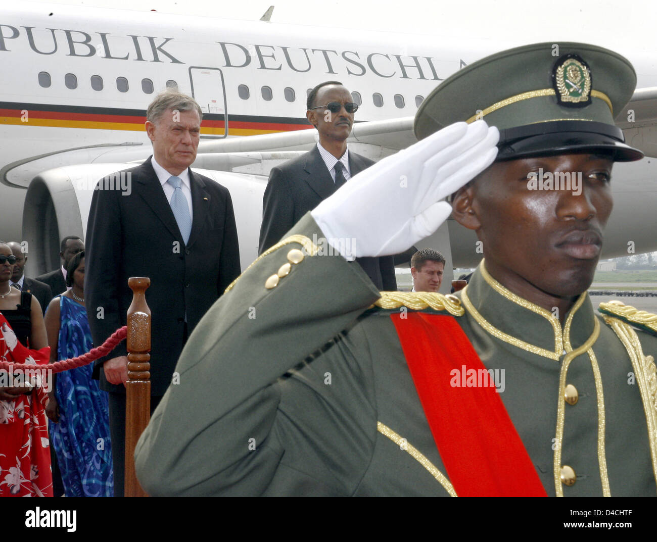Der Präsident von Ruanda, Paul Kagame begrüßt der deutsche Präsident Horst Köhler (L) am Flughafen in Kigali, Ruanda, 6. Februar 2008. Köhler und seine Frau bezahlen einen dreitägigen Besuch in Ruanda. Foto: WOLFGANG KUMM Stockfoto