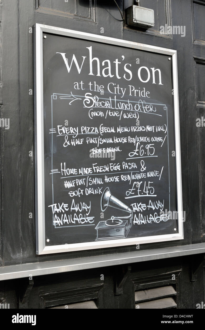 "Was ist auf" Aktionen auf einer Tafel vor der Stadt stolz Pub in Farringdon, London, UK. Stockfoto