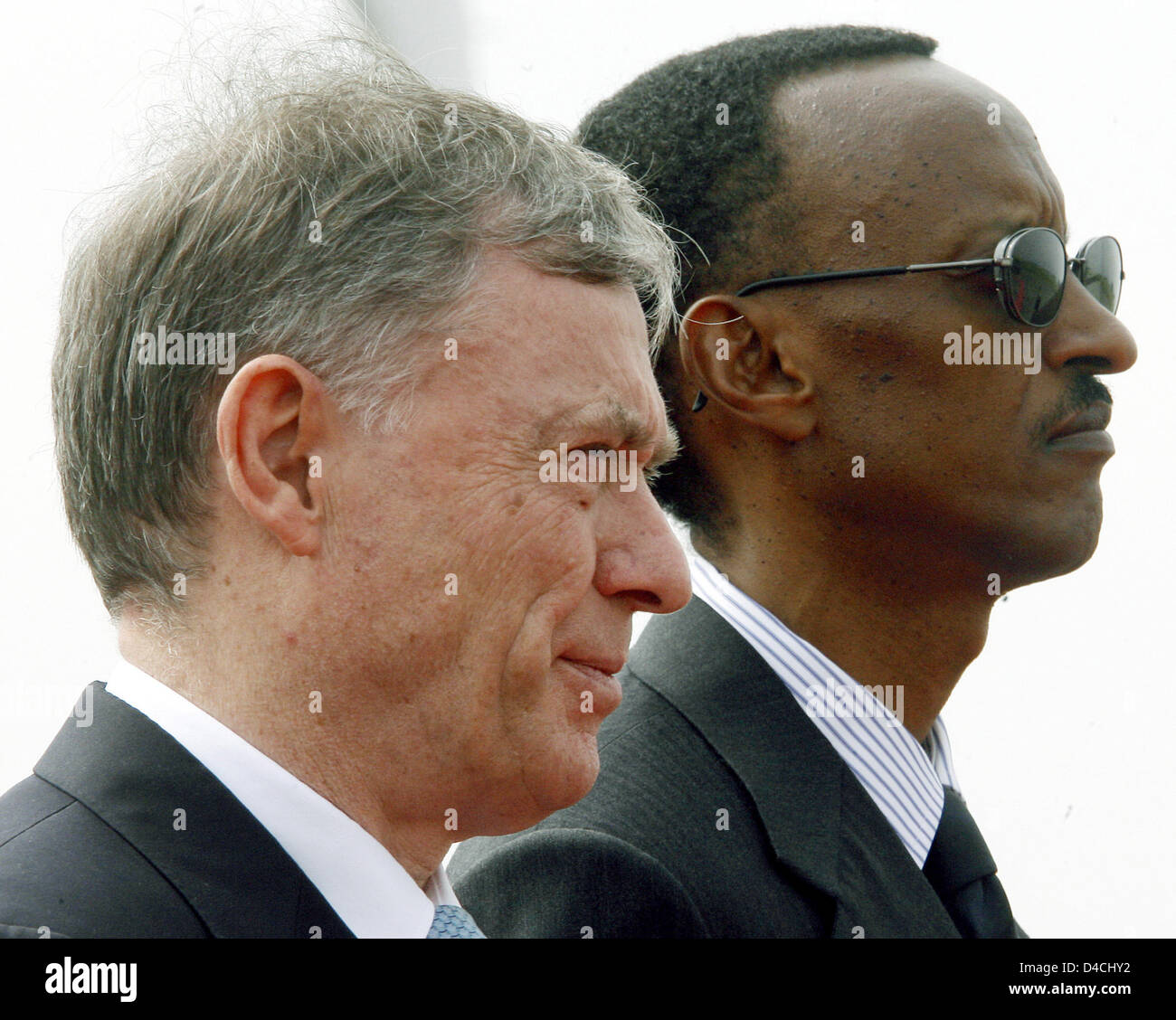 Der Präsident von Ruanda, Paul Kagame und der deutsche Präsident Horst Köhler (L) sind während des Abspielens der Nationalhymnen auf dem Flughafen in Kigali, Ruanda, 6. Februar 2008 abgebildet. Köhler und seine Frau bezahlen einen dreitägigen Besuch in Ruanda. Foto: WOLFGANG KUMM Stockfoto