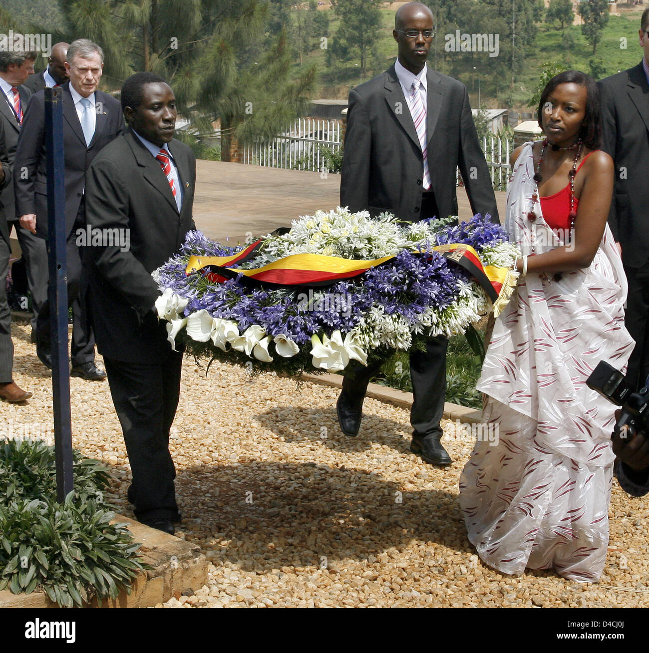 Der deutsche Bundespräsident Horst Köhler (3-L) hat einen Kranz an den Genozid-Denkmal in der Nähe von Kigali, Ruanda, Gisozi 6. Februar 2008 gelegt. Das Denkmal erinnert an einige 250.000 Menschen, die in den Massengräbern auf dem Gelände Ruhe gelegt wurden. Die Entdeckung von menschlichen Überresten, die als in den Massengräbern bestattet sind, weiterhin in Ruanda. Köhler und seine Frau bezahlen eine drei-Tages-vis Stockfoto