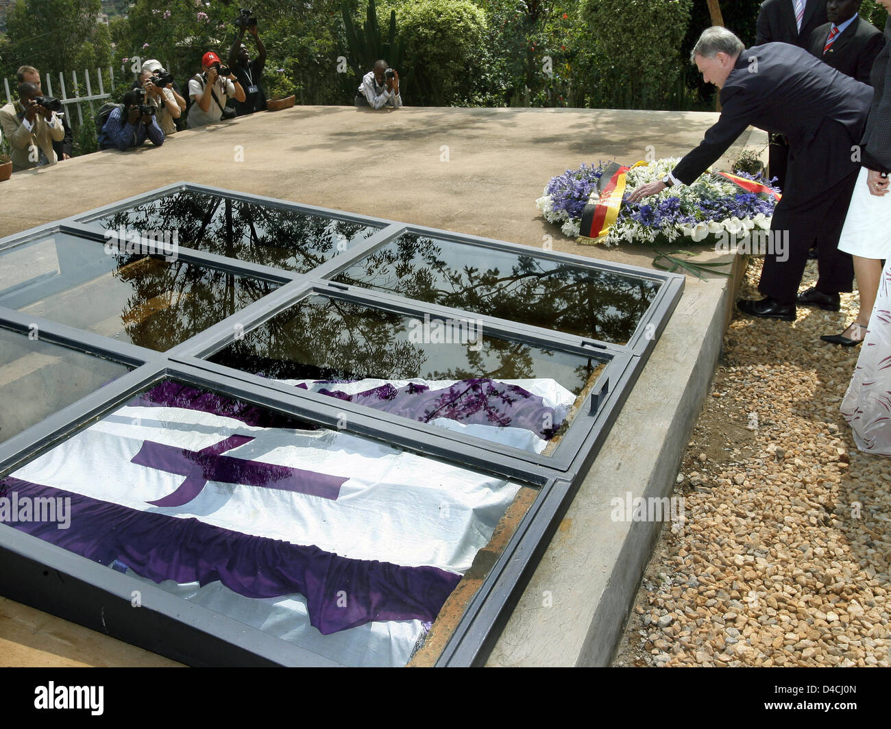 Der deutsche Bundespräsident Horst Köhler legt einen Kranz an den Genozid-Denkmal in der Nähe von Kigali, Ruanda, Gisozi 6. Februar 2008. Das Denkmal erinnert an einige 250.000 Menschen, die in den Massengräbern auf dem Gelände Ruhe gelegt wurden. Die Entdeckung von menschlichen Überresten, die als in den Massengräbern bestattet sind, weiterhin in Ruanda. Köhler und seine Frau bezahlen einen dreitägigen Besuch Nadia Stockfoto