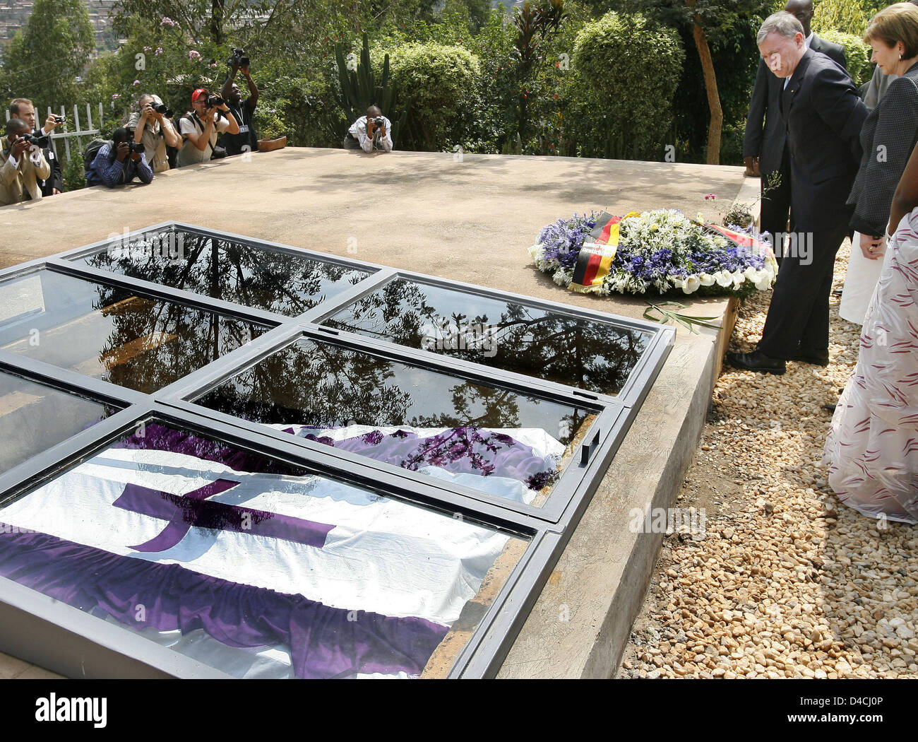 Der deutsche Bundespräsident Horst Köhler legt einen Kranz an den Genozid-Denkmal in der Nähe von Kigali, Ruanda, Gisozi 6. Februar 2008. Das Denkmal erinnert an einige 250.000 Menschen, die in den Massengräbern auf dem Gelände Ruhe gelegt wurden. Die Entdeckung von menschlichen Überresten, die als in den Massengräbern bestattet sind, weiterhin in Ruanda. Köhler und seine Frau bezahlen einen dreitägigen Besuch Nadia Stockfoto