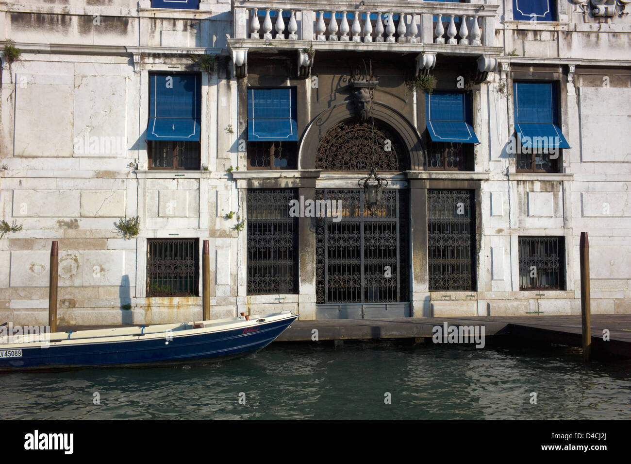 Ein kleines Boot angedockt vor alten venezianischen Architektur Stockfoto