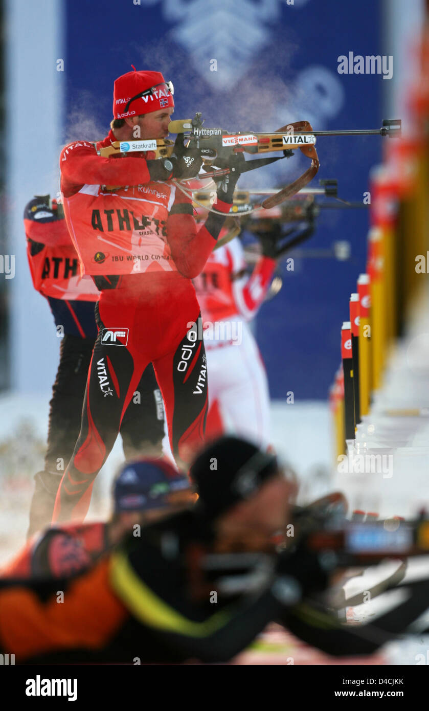 Biathleten sind während einer Trainingseinheit in Östersund, Schweden, 7. Februar 2008 abgebildet. Den 50. Biathlon-Weltmeisterschaften statt finden in Östersund von 08 bis 17 Februar. Foto: Martin Schutt Stockfoto