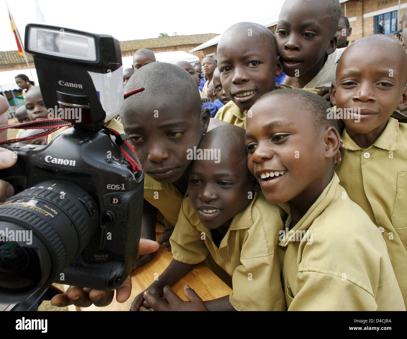 Kinder untersuchen eine Kamera während der Einweihungsfeier für ein neues Schulgebäude in Butare, Ruanda, 7. Februar 2008. Der deutsche Bundespräsident Koehler und seine Frau Eva zahlen einen dreitägigen Besuch in Ruanda. Foto: WOLFGANG KUMM Stockfoto