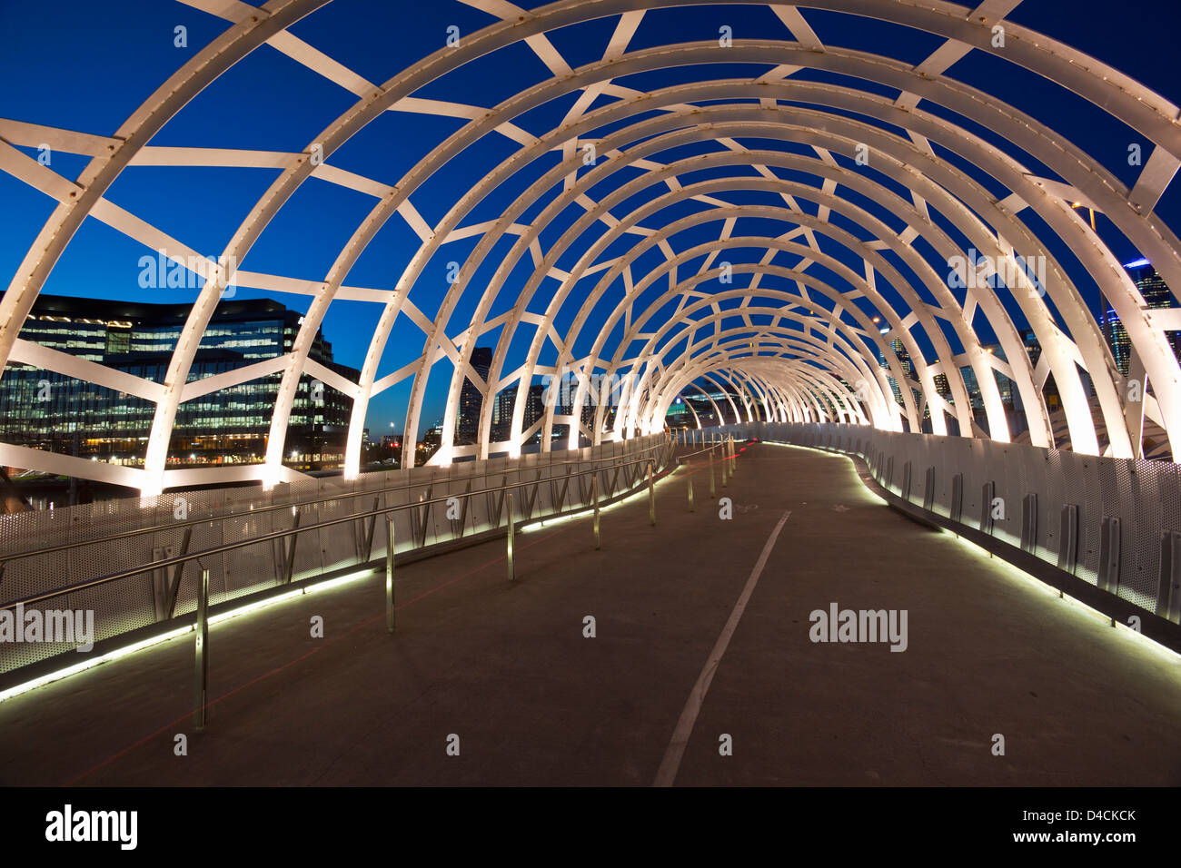 Die Webb Bridge in der Dämmerung beleuchtet.  Melbourne, Victoria, Australien Stockfoto