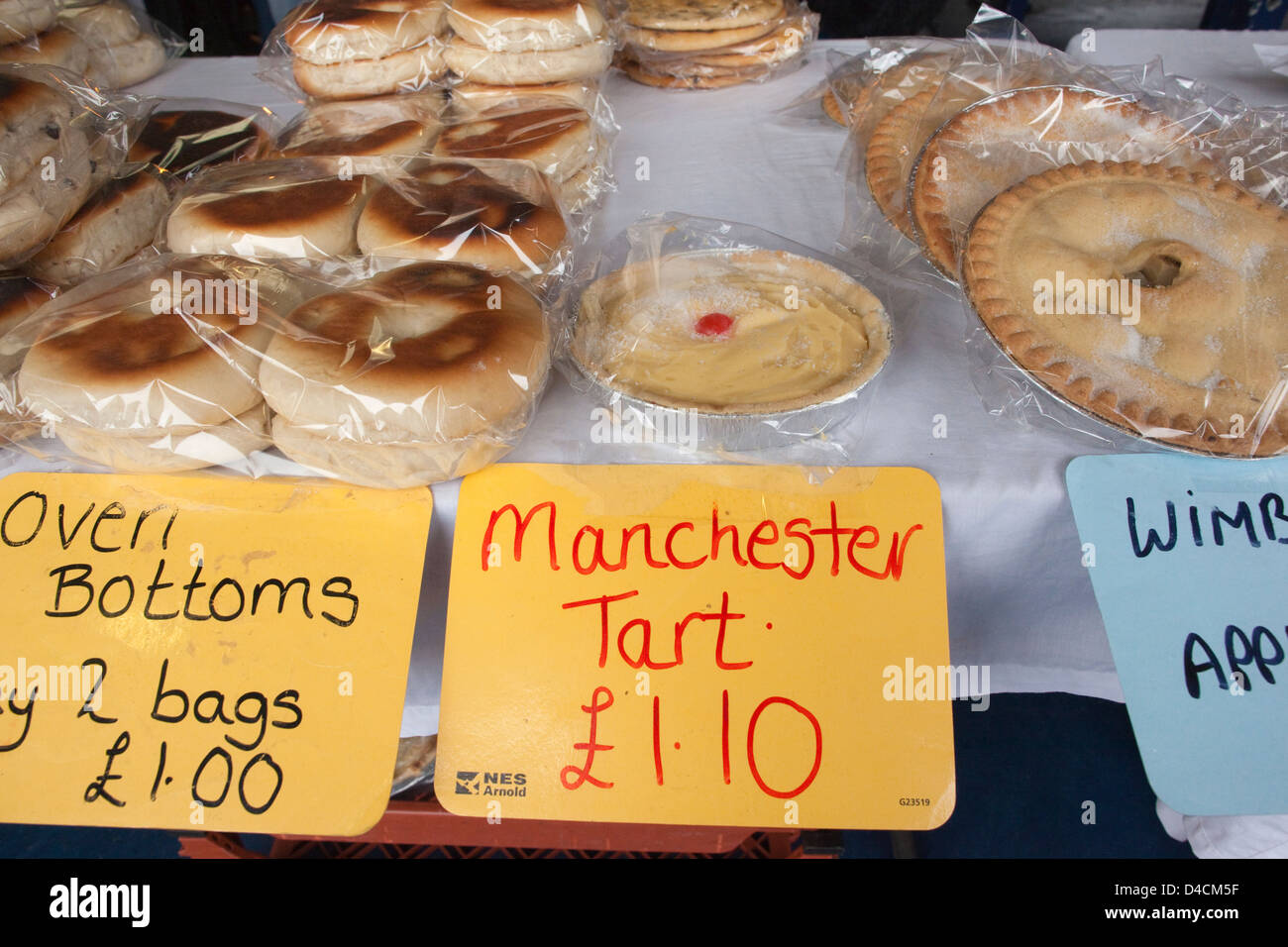 Manchester-Tarte und Ofen Bottoms verkauft am Marktstand in zunächst, Nord-Manchester, England, UK Stockfoto