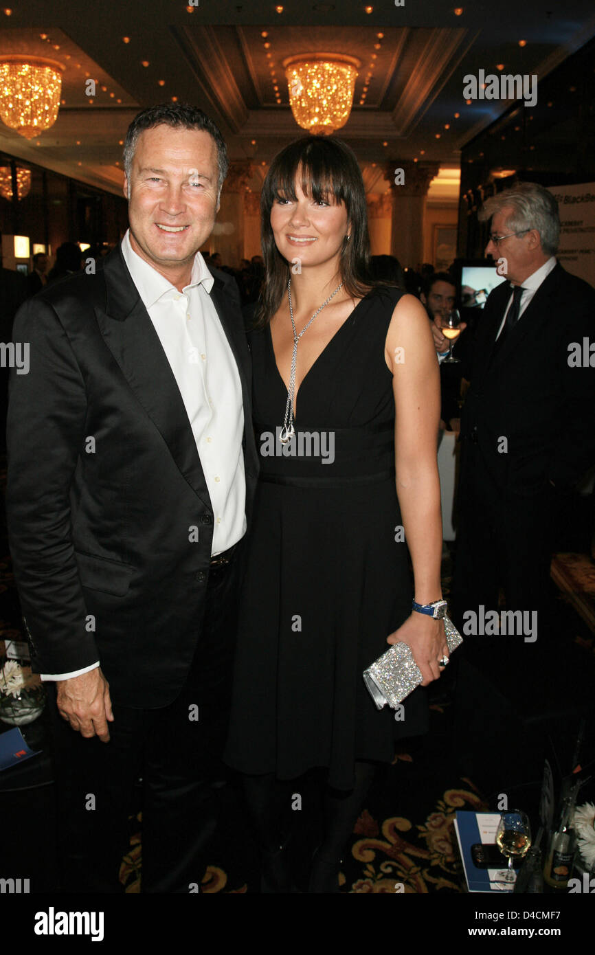 Ehemalige schwimmen star Franziska van Almsick und ihr Partner Juergen B. Harder stellen auf der "Movie meets Media" Party im Hotel Ritz Carlton im Rahmen der 58. Internationalen Filmfestspiele Berlin in Berlin, Deutschland, 8. Februar 2008. Foto: Jens Kalaene Stockfoto