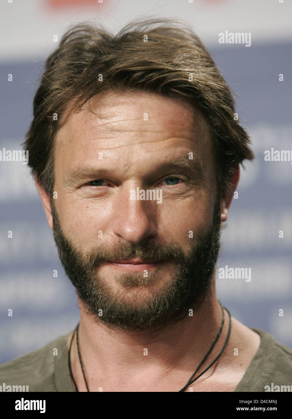 Deutscher Schauspieler Thomas Kretschmann Stellt Wahrend Des Telefonats Foto An Seinem Film Transsiberian Bei Der 58 Internationalen Filmfestspiele Berlin In Berlin Deutschland 9 Februar 2008 Der Film Lauft Im Besonderen Auf Der