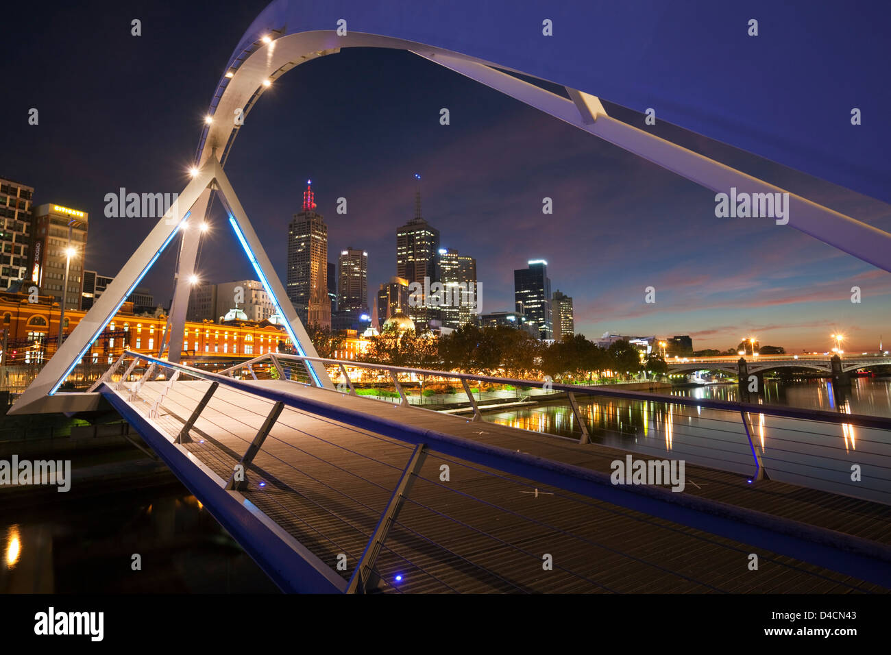Southgate Bridge in der Dämmerung mit Skyline der Stadt im Hintergrund beleuchtet. Melbourne, Victoria, Australien Stockfoto