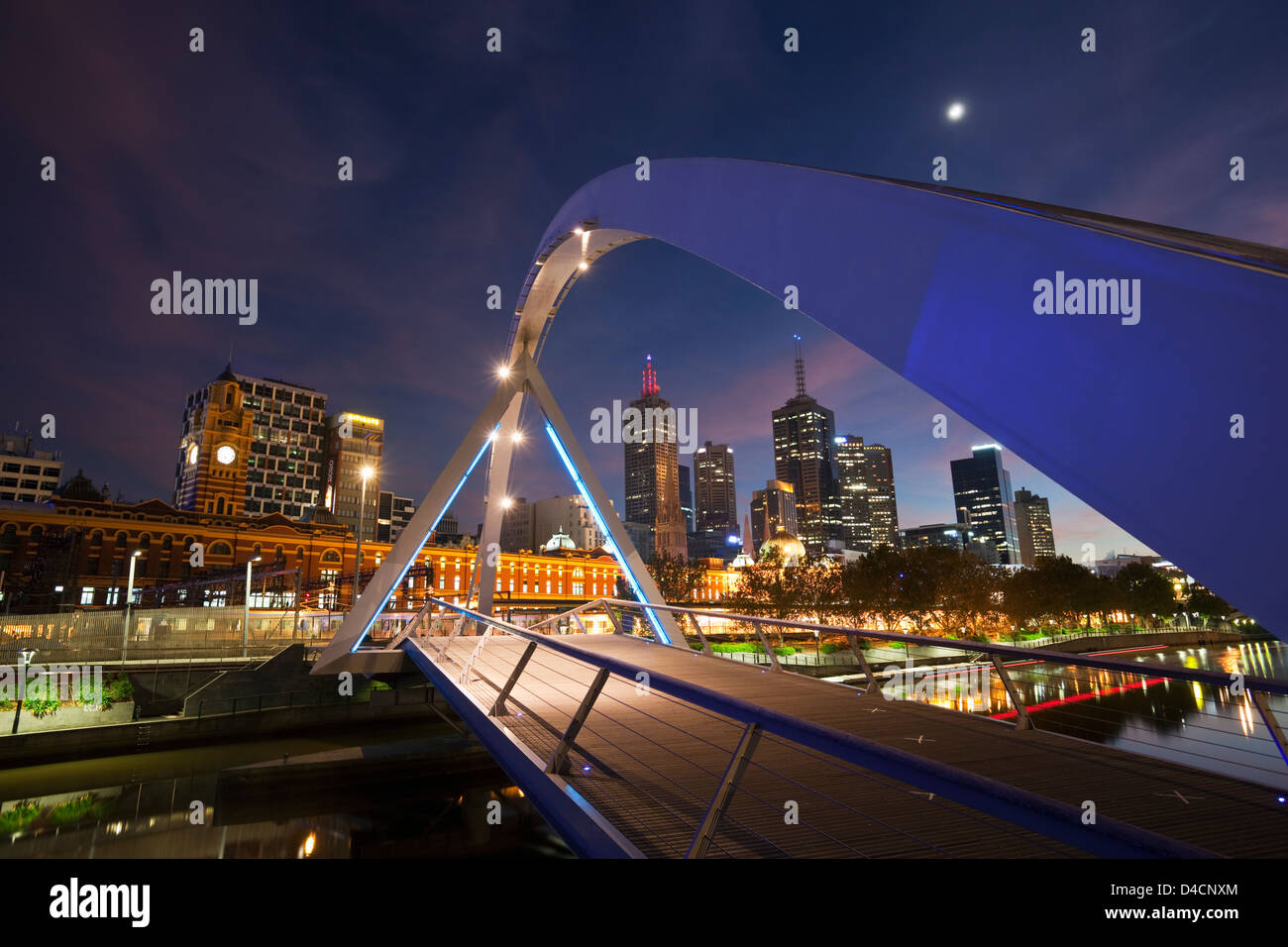 Southgate Bridge in der Dämmerung mit Skyline der Stadt im Hintergrund beleuchtet. Melbourne, Victoria, Australien Stockfoto