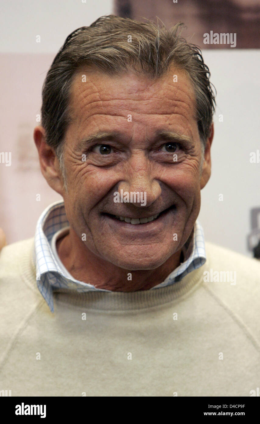 Daniel Biasini, zweiter Ehemann von Österreich geborene Bildschirm Legende Romy Schneider, Lächeln nach einer Pressekonferenz auf dem Film "Eine Frau wie Romy" in Berlin, Deutschland, 12. Februar 2008. Deutsche Sängerin und Schauspielerin Yvonne Catterfeld ist in ein Deutsch-französisches Filmprojekt in den Kinos ab Herbst 2009 werden voraussichtlich, Romy Schneider (1938-1982) darzustellen. Foto: RAINER JENSEN Stockfoto