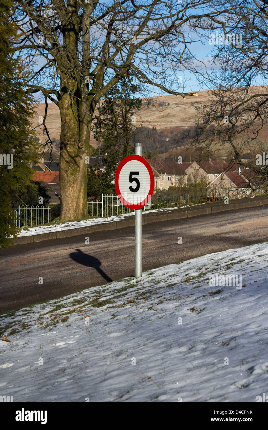 (5) fünf Meilen pro Stunde (MPH) UK Straßenschild Stockfoto