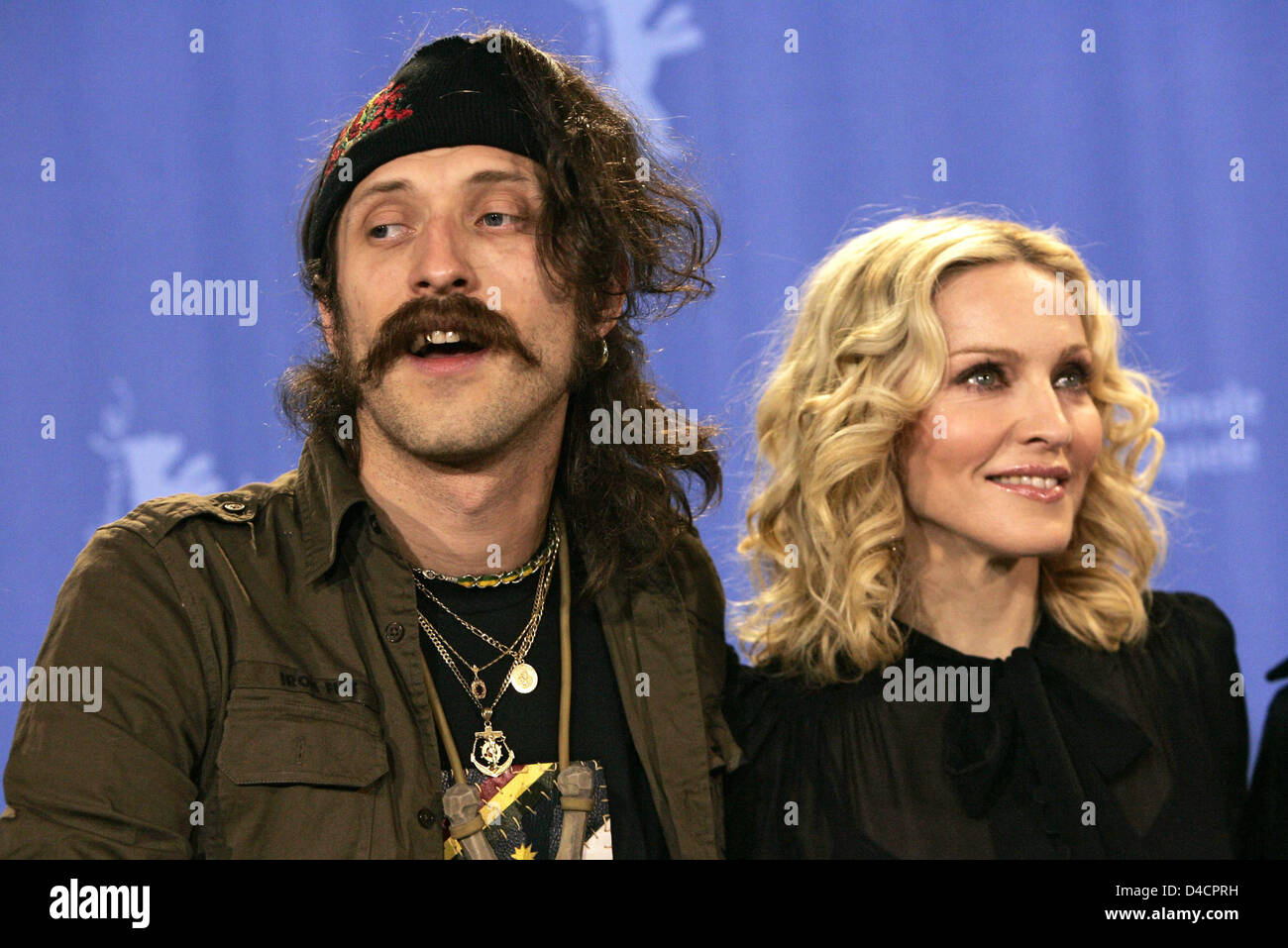 Pop-Superstar Madonna und Schauspieler Eugene Hutz Pose während eines Fotos rufen Sie für ihren Film "Dreck und Weisheit" an der 58. Internationalen Filmfestspiele Berlin in Berlin, Deutschland, 13. Februar 2008. Madonnas erste Film als Regisseur läuft im Panorama Special Abschnitt auf der 58. Berlinale. Foto: Jörg CARSTENSEN Stockfoto