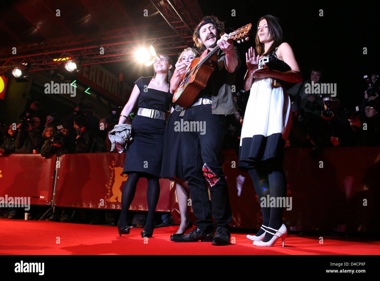 Akteure Vicky McClure (L-R), Holly Weston, Eugene Hutz und ein nicht identifizierter Weggefährte angekommen auf dem roten Teppich bei der Premiere ihres Films "Dreck und Weisheit" der 58. Internationalen Filmfestspiele Berlin in Berlin, Deutschland, 13. Februar 2008. Pop-Superstar Madonnas erste Film als Regisseur im Panorama Special Abschnitt auf der 58. Berlinale läuft. Foto: Rainer Jensen Stockfoto