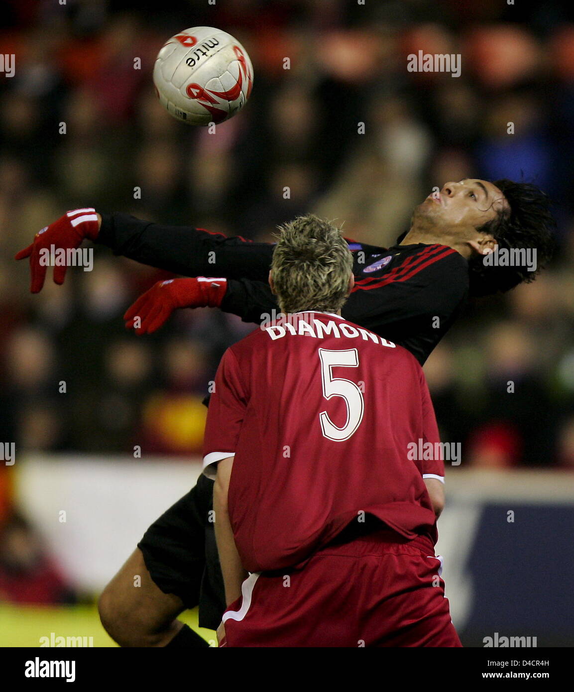 Bayerns Luca Toni und Aberdeens Zander Diamond sind in Aktion während der UEFA-Cup-Fußballspiel im Pittodrie Stadium, Aberdeen, Schottland, 14. Februar 2008 abgebildet. Foto: MATTHIAS SCHRADER Stockfoto
