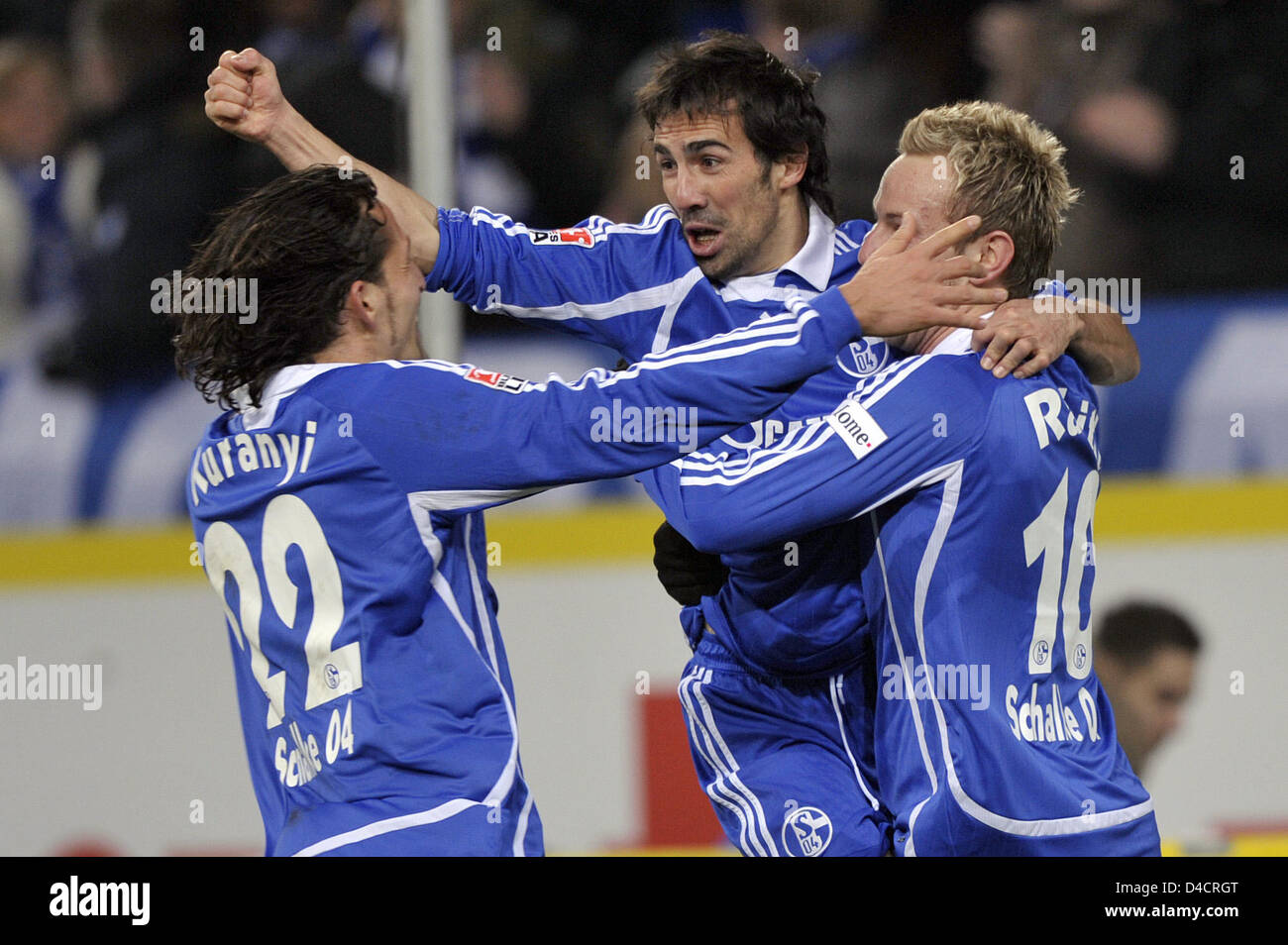 (L-R) Schalke Kevin Kuranyi, Vicente Sanchez und Ivan Rakitic feiern das 1: 0 während der Bundesliga Spiel FC Schalke 04 V VfL Wolfsburg Stadium VeltinsArena in Gelsenkirchen, Deutschland, 15. Februar 2008. Wolfsburg gewann das Spiel 2: 1. Foto: ACHIM SCHEIDEMANN Stockfoto