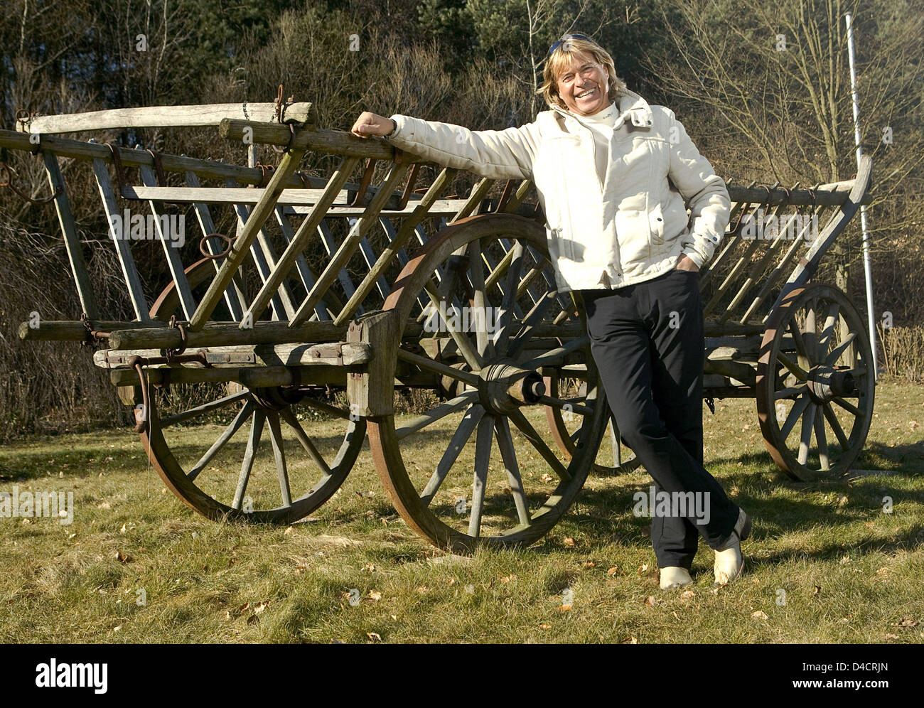 Österreichischer Sänger, Schauspieler, Entertainer und ehemalige Skirennläuferin Hansi Hinterseer stellt während eines Chats mit deutsche Presse-Agentur Dpa in Niedernhausen, Deutschland, 16. Februar 2008. Hinterseer beginnt Offf seine Tour dort am 18. Februar. Foto: FRANK RUMPENHORST Stockfoto