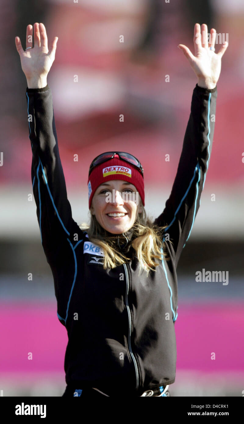 Anni Friesinger feiert die 1.000 m bei der ISU World Cup Eisschnelllauf in Inzell, Deutschland, 16. Februar 2008 zu gewinnen. Foto: MATTHIAS SCHRADER Stockfoto