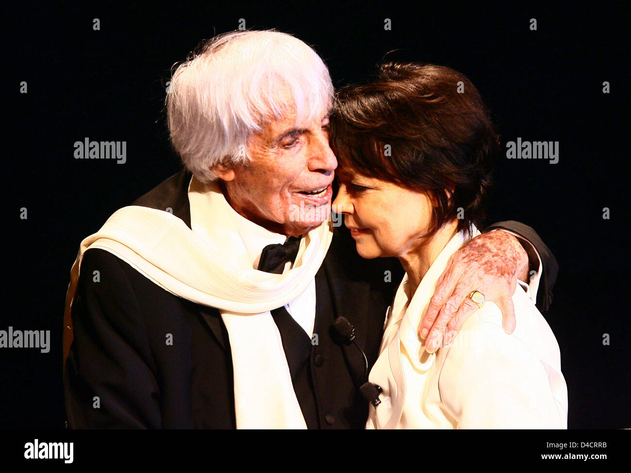 Johannes Heesters und seiner Frau Simone Rethel-Heesters während eines Konzerts in Amersfoort, die Niederlande, 16. Februar 2008 dargestellt. 104 Jahre alten Hessters gab das Konzert im "De Flint" Theater in seiner Heimatstadt. Holländische linke Gruppen protestierten gegen die Musiker außerhalb des Veranstaltungsortes. Foto: Fredrik von Erichsen Stockfoto