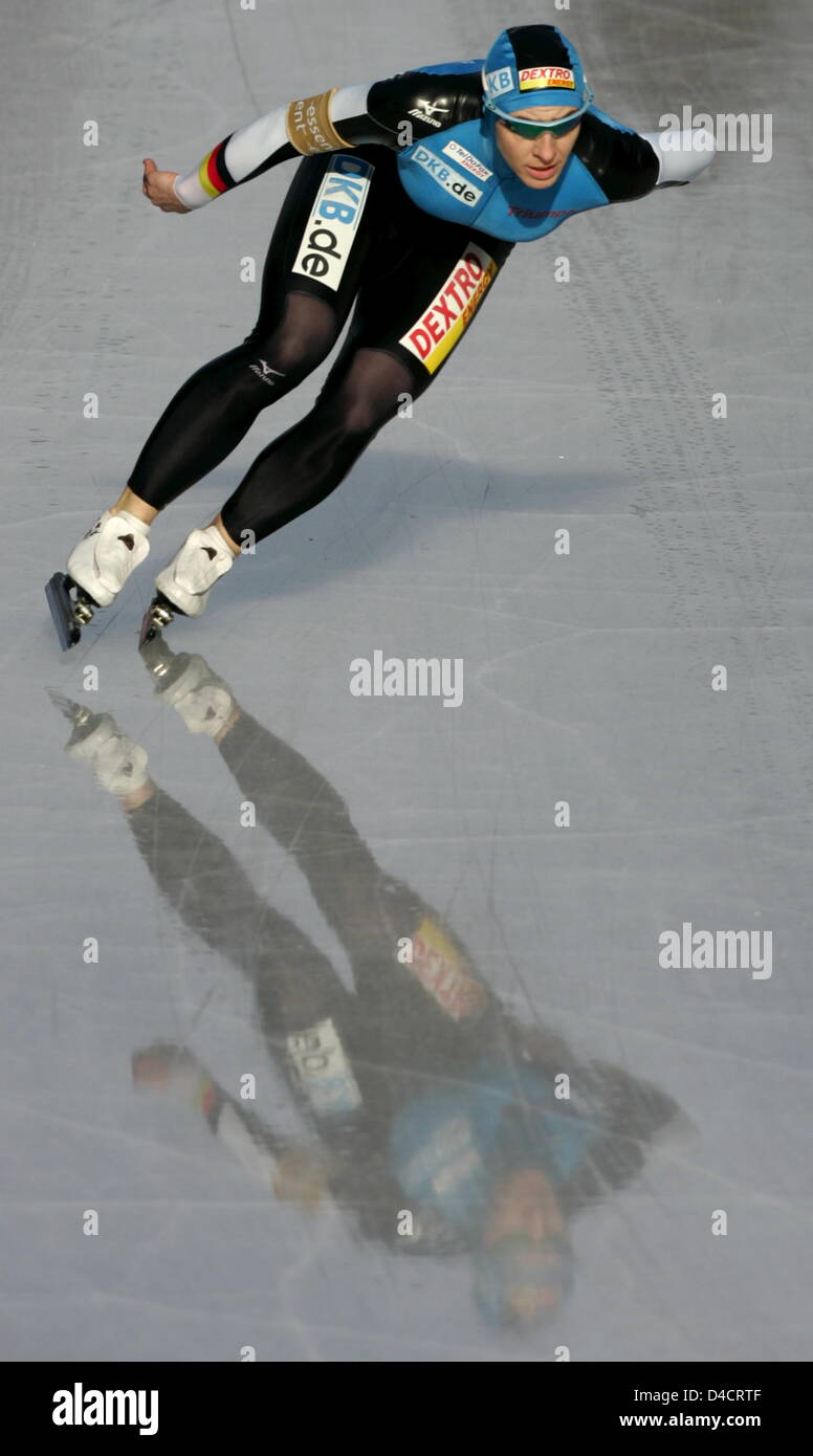 Deutsch Anni Friesinger in Aktion während der 1000m-Wettbewerb bei der Eisschnelllauf-Sprint-WM in Inzell, Süddeutschland, 17. Februar 2008 gezeigt. 31 Jahre alte Friesinger gewann ihr 54. Weltcuprennen in 01:16, 44 min. Foto: MATTHIAS SCHRADER Stockfoto