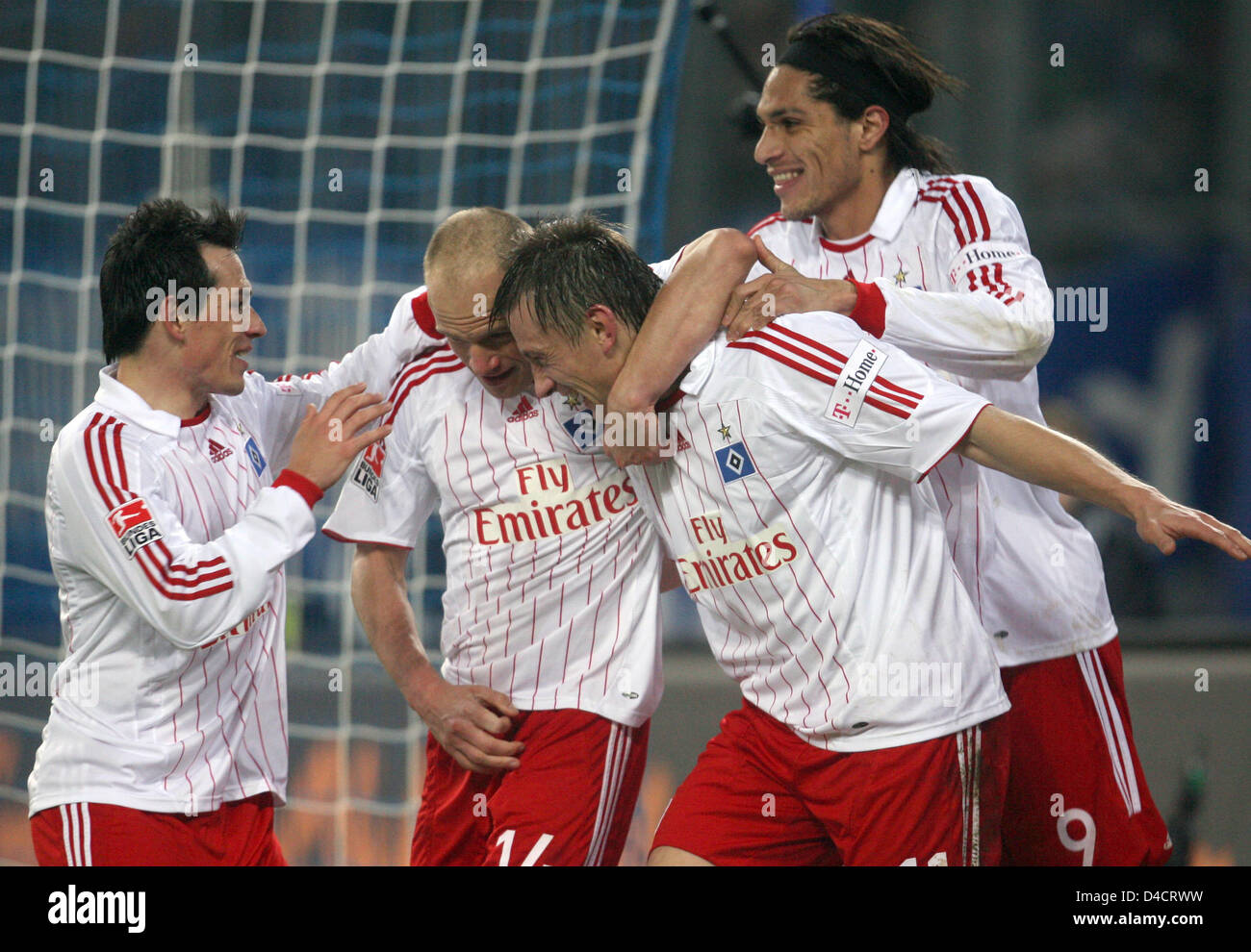 Der Hamburger Piotr Trochowski (L-R), David Jarolim, Ivica Olic und Paolo Guerrero feiern nach der 3: 0-Tor in der Bundesliga Spiel Hamburger SV Vs VfL Bochum bei HSH Nordbank-Arena in Hamburg, Deutschland, 17. Februar 2008. HSV gewann das Spiel 3: 0. Foto: SEBASTIAN WIDMANN (Achtung: EMBARGO Bedingungen! Die DFL ermöglicht die weitere Nutzung der Bilder in IPTV, mobile Dienste und Stockfoto