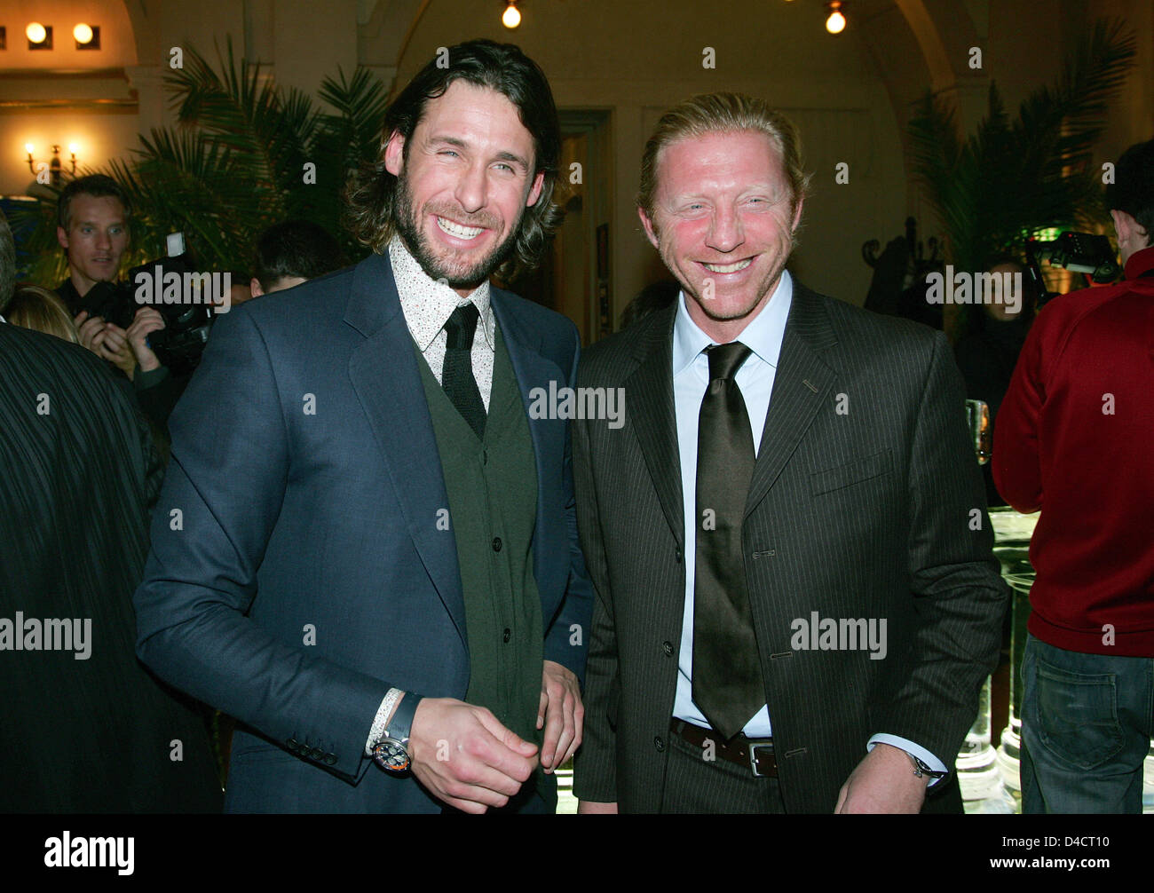 Ehemaliger Tennisspieler Boris Becker (R) ist mit Filmemacher und Umweltschützer David de Rothschild am Vorabend der Laureus World Sports Awards 2008 im Rahmen eines Empfangs der Sponsoren Mercedes-Benz und IWC in Sankt Petersburg, Russland, 17. Februar 2008 abgebildet. Die besten Athleten werden der Laureus Sports Award am 18. Februar, ausgewählt von einer Jury, bestehend aus ehemaligen Top-Athleten vergeben werden Stockfoto