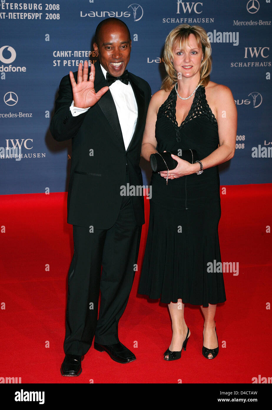 Britischen Anthony Hamilton (L), Vater von Formel-1-Neuling Lewis Hamilton und seine Frau Linda (R), posieren auf dem roten Teppich, wie sie für die "Laureus World Sports Awards" in Sankt Petersburg, Russische Föderation, 17. Februar 2008. Herausragende Sportler, die von einer Jury, bestehend aus ehemaligen Top-Athleten ausgewählt hatte, wurden am 18. Februar die Laureus Sports Award ausgezeichnet. Foto: G Stockfoto