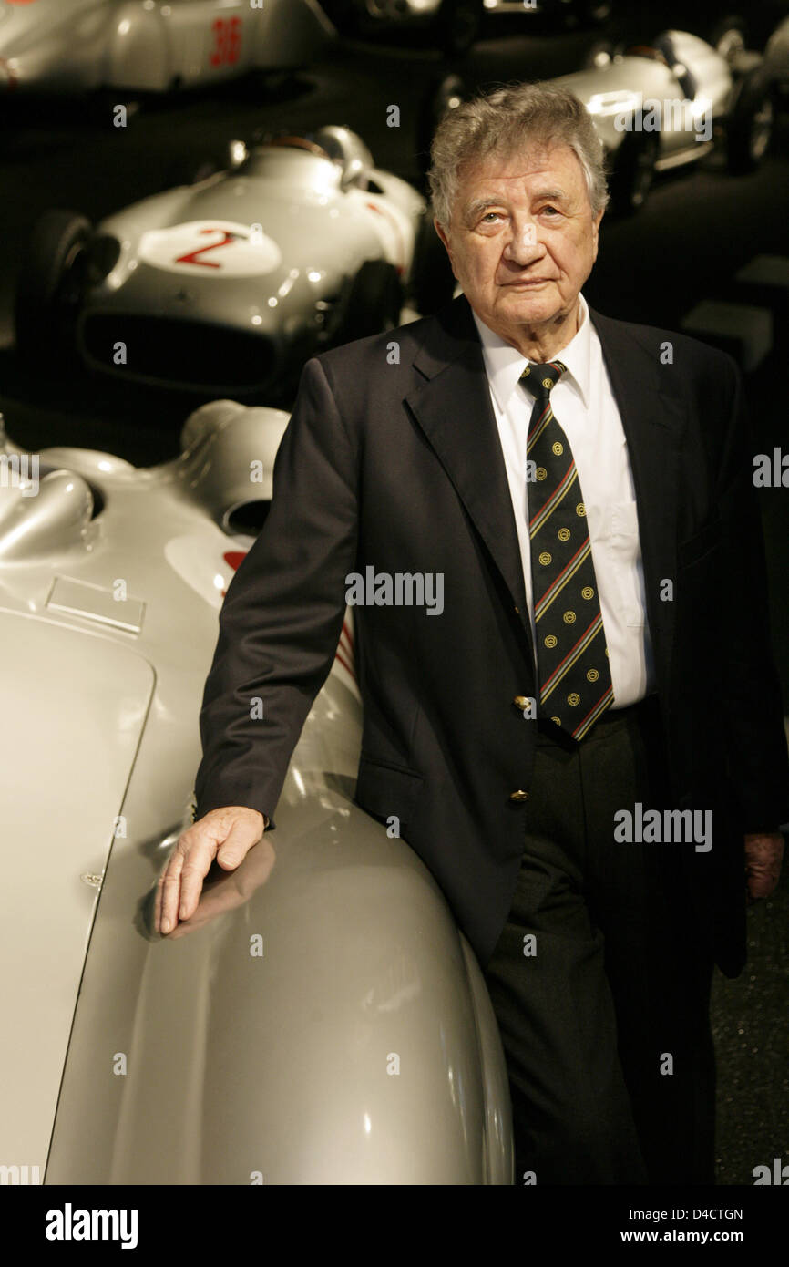 Die Datei Bild zeigt "Silberpfeil" Rennfahrer Hans Herrmann stützte sich auf einen Mercedes-Benz W196R von 1955 an die Mercedes-Benz-Museum in Stuttgart, Deutschland, 7. Januar 2008. Hermann wird 80 am 23. Februar 2008. Foto: Marijan Stockfoto