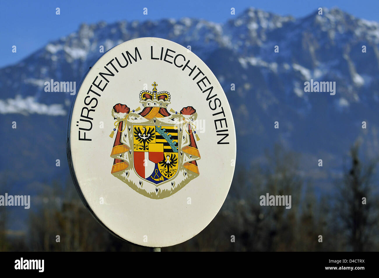 Das liechtensteinische Wappen abgebildet an der schweizerisch-liechtensteinischen Grenze in der Nähe von Schaan, Liechtenstein, 17. Februar 2008. Das Fürstentum Liechtenstein, einer der kleinsten und reichsten Nationen der Welt, lockt unzählige ausländische Investoren mit steuerlichen Privilegien und ihr Bankgeheimnis. Die 160 Quadratmeter große Ministate steht im Mittelpunkt der Untersuchungen durch die öffentlichen P Stockfoto