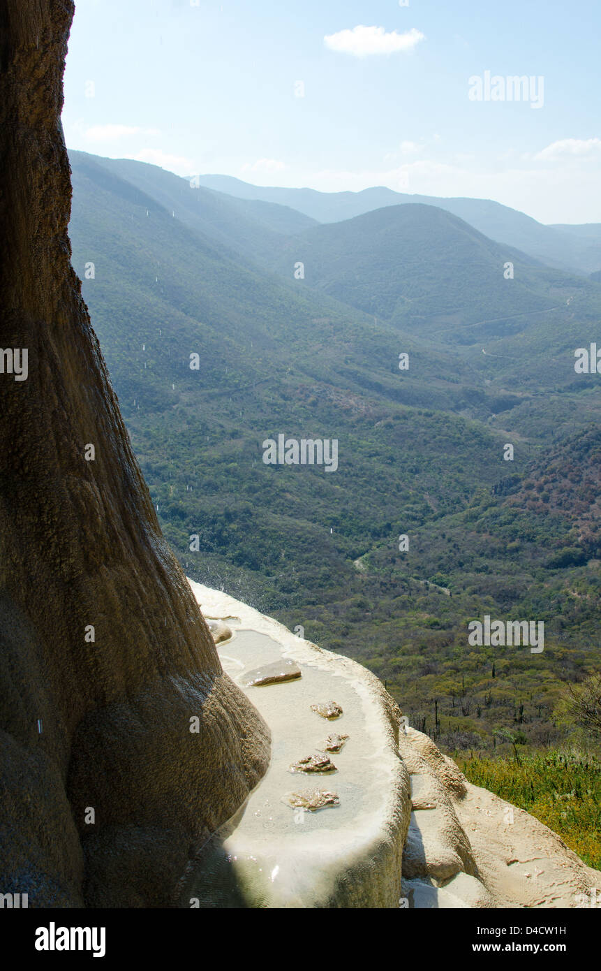 Blick von der Basis der Cascada Grande, Hierve el Agua, Oaxaca, Mexiko. Stockfoto