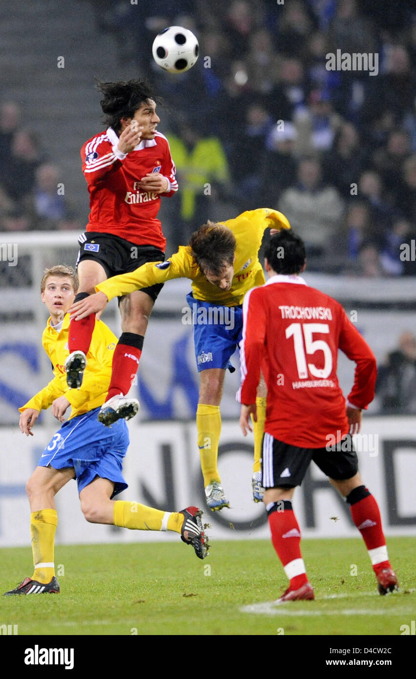 Hamburgs Paolo Guerrero (2 L) und Piotr Trochowski (R) wetteifern um den Ball mit Florian Stahel (L) und Silvan Aegerter Zürich während der UEFA-Cup letzten 32 Rückspiel-Hamburger SV Vs FC Zürich HSH Nordbankarena-Stadion in Hamburg, Deutschland, 21. Februar 2008. Das Spiel gebunden 0-0. Foto: MAURIZIO GAMBARINI Stockfoto