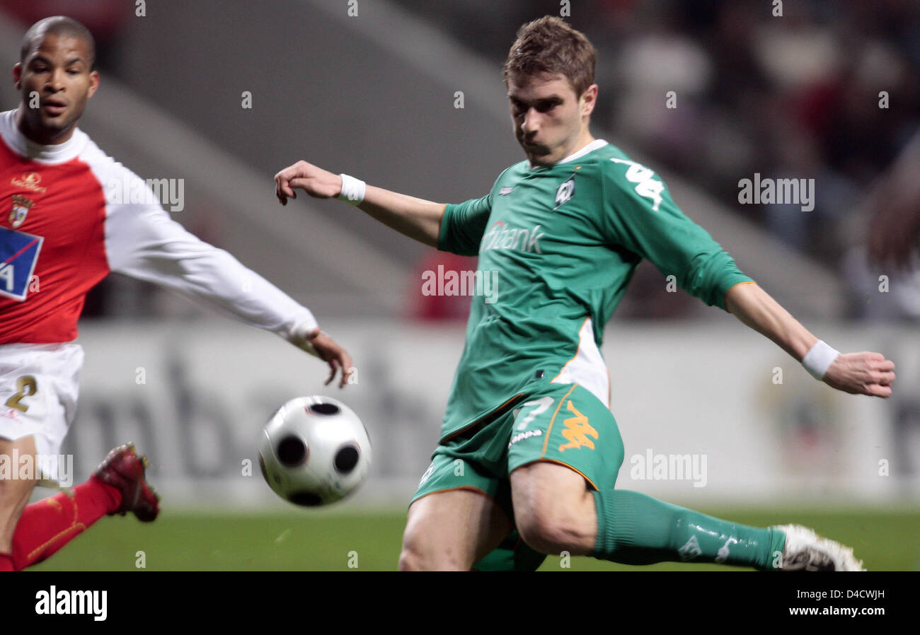 Bremens Ivan Klasnic (R) Partituren der 0: 1 in den UEFA Cup Runde 16 2. Bein Sporting Braga V Werder Bremen im städtischen Stadion von Braga, Portugal, 23. Februar 2008. Bremen gewann das Spiel 1: 0 und bewegen bis zum Viertelfinale gewann 4: 0 auf Aggregat. Foto: Carmen Jaspersen Stockfoto