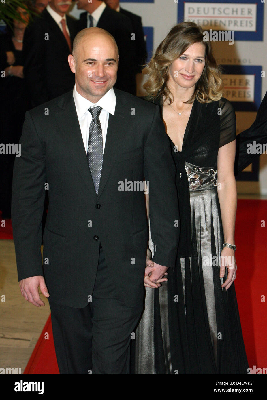 Ehemalige Klasse Tennisspieler Steffi Graf und Andre Agassi kommen in den deutschen Medien Award 2007 in Baden-Baden, Deutschland, 24. Februar 2008. Das Endowment prämiert wurde zum 16. Mal. Frau Graf und Herr Agassi wurden vergeben, weil sie "Themselvels für Tausende unterpriviligierte Kinder mit beispielhaften Reserve und ohne Showeffekte in den Worten der Jury gewidmet" Stockfoto