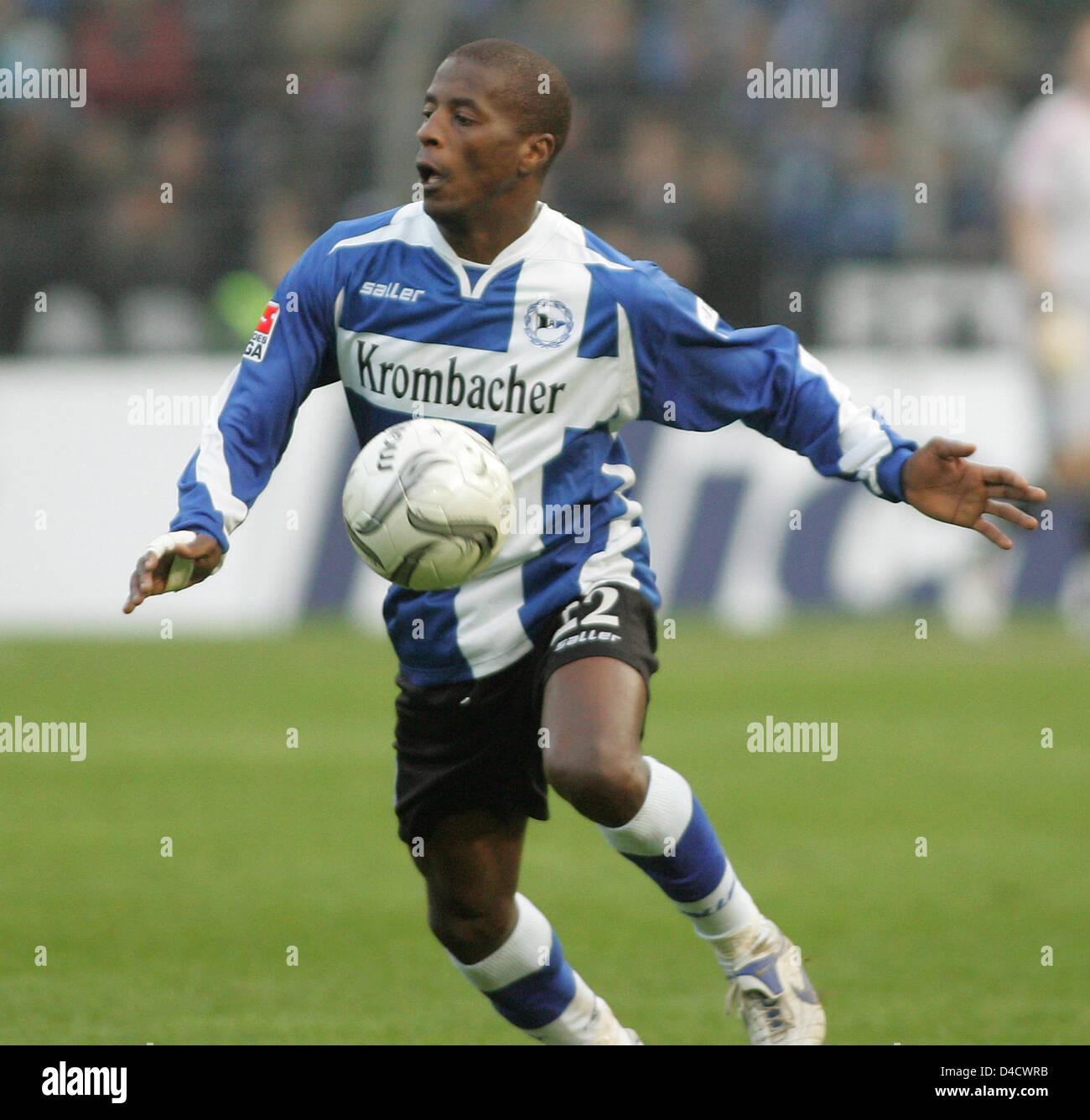 Bielefelder Sibusiso Zuma (Südafrika) führt den Ball in der Bundesliga  Spiel DSC Arminia Bielefeld Vs MSV Duisburg am SchuecoArena in Bielefeld,  Deutschland, 23. Februar 2008. Das Spiel endete 0: 2. Foto: Friso Gentsch  Stockfotografie - Alamy